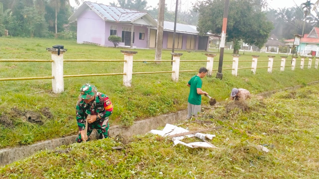 Peduli Lingkungan Babinsa Koramil 01/Bkn Bersama Warga Melaksanakan Gotong- Royong