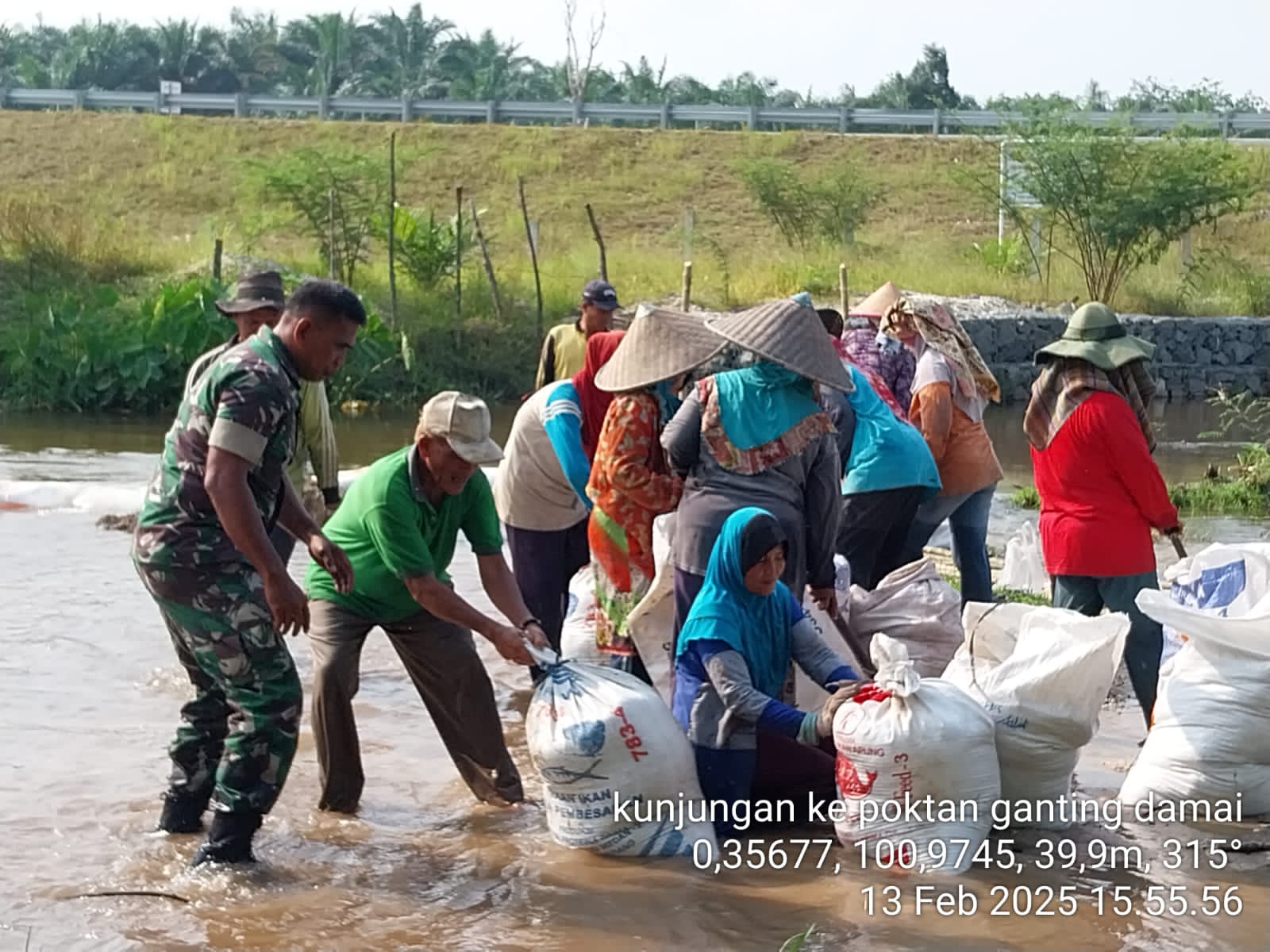 Tanggul Irigasi Jebol Reaksi Cepat Babinsa Koramil 01/Bkn Turun Ke Lokasi