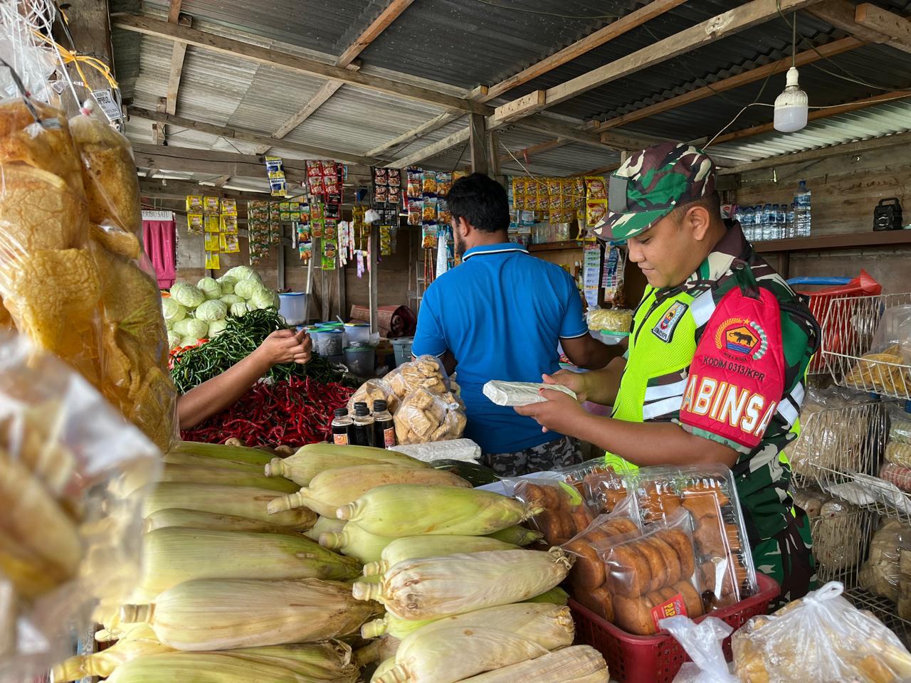 Babinsa Turun Ke Pasar Tradisional Cek Harga Sembako Yang ada Di Warung Di Desa Binaan 