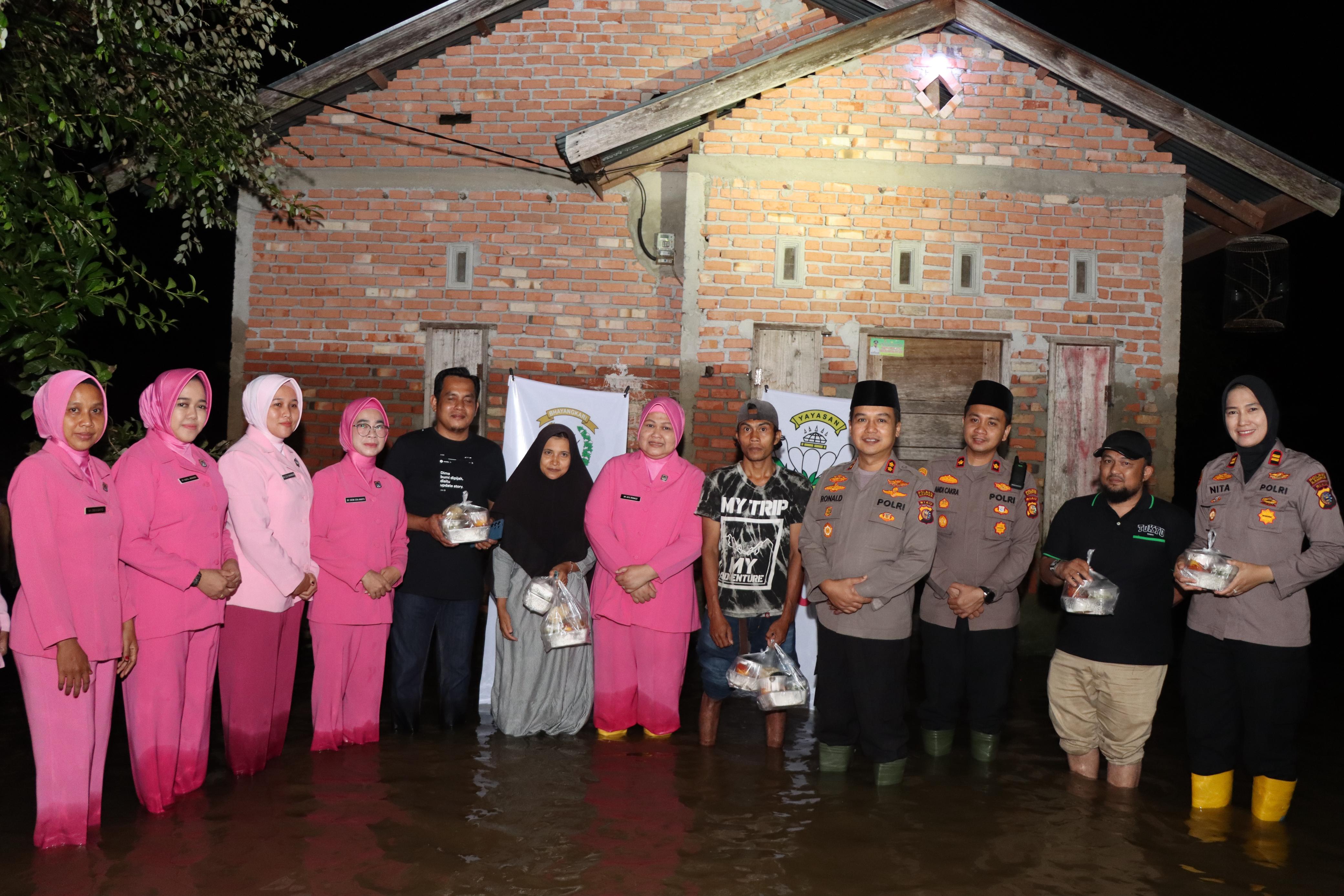 Polres Kampar Salurkan Makanan Sahur untuk Warga Terdampak Banjir  