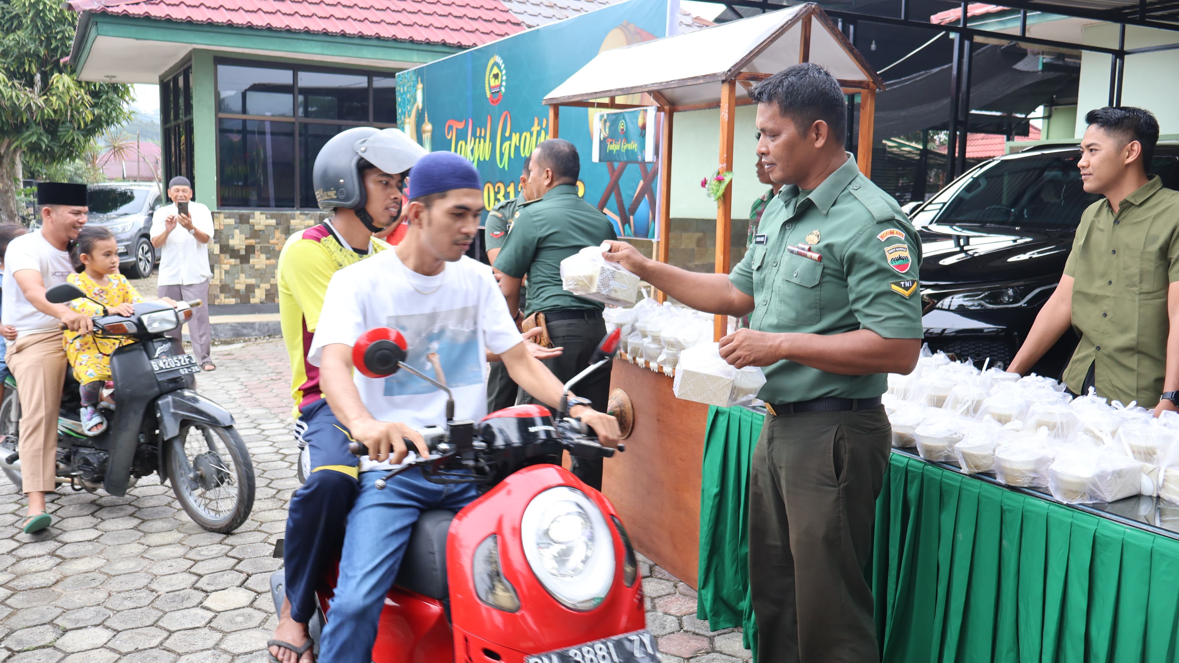 Berbagi Kebahagiaan Di Awal Bulan Suci Ramadhan, Kodim 0313/KPR Bagikan Takjil Gratis Kepada Warga  