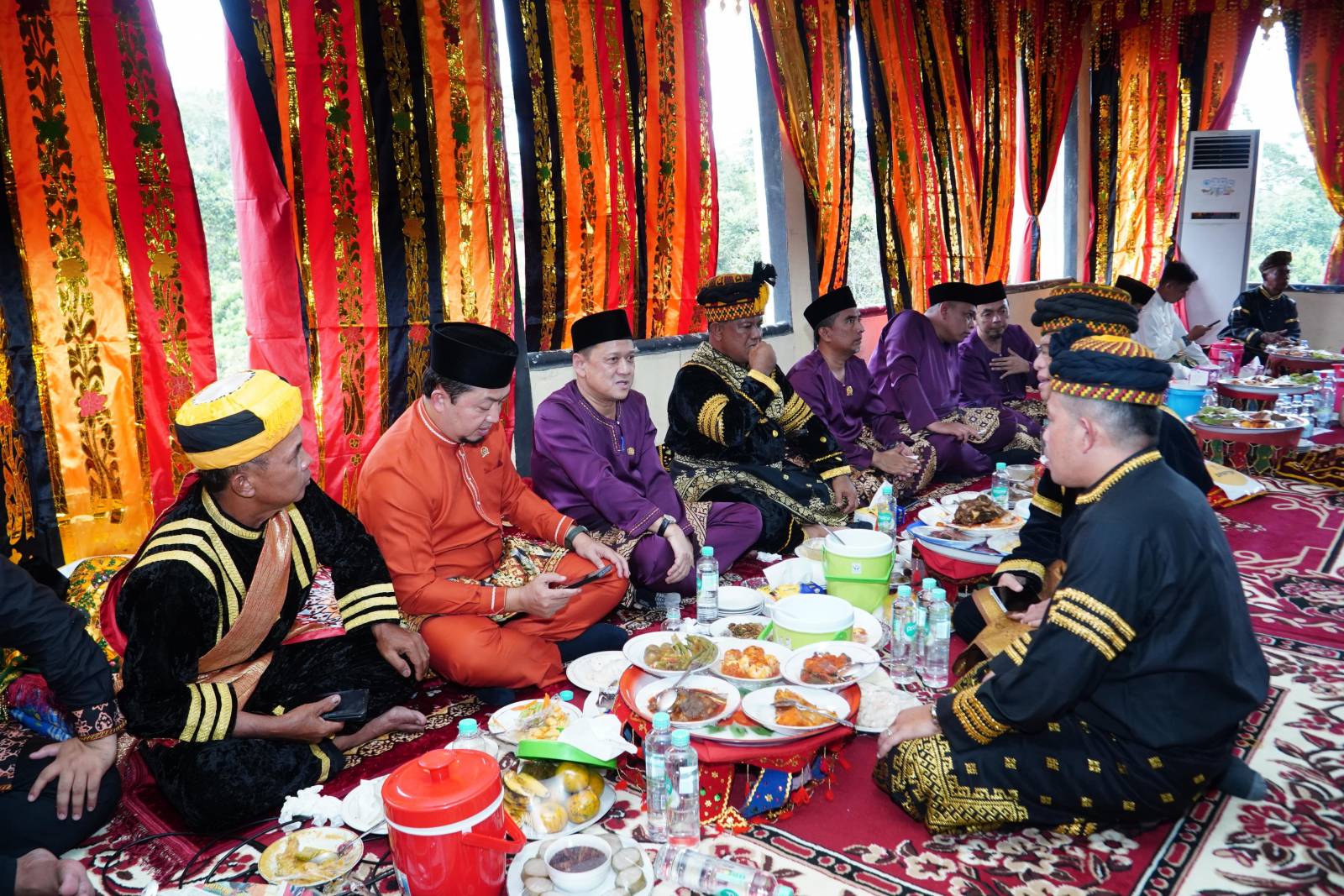 Pj Bupati Kampar dan Para Ninik Mamak Duduk Baselo di Balai Adat Diate Lapiok Nan Takombang