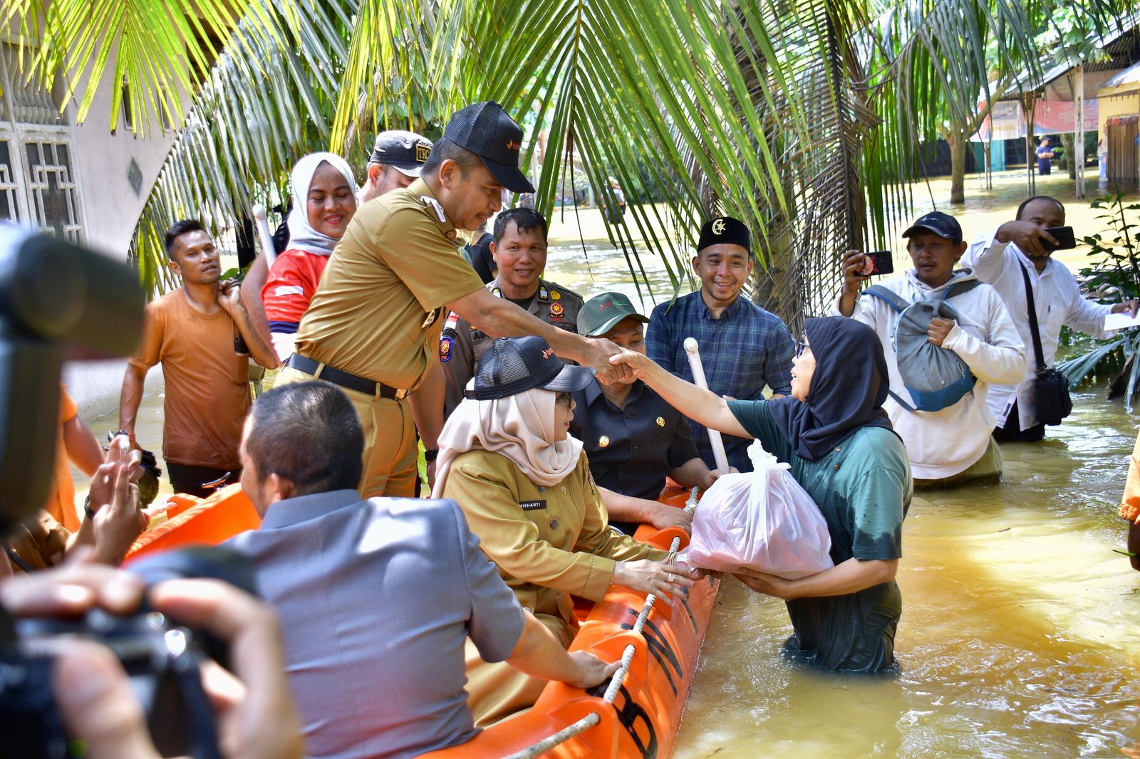 Bupati Kampar Gerak Cepat, Tinjau dan Serahkan Sembako Bagi Warga Terdampak Banjir