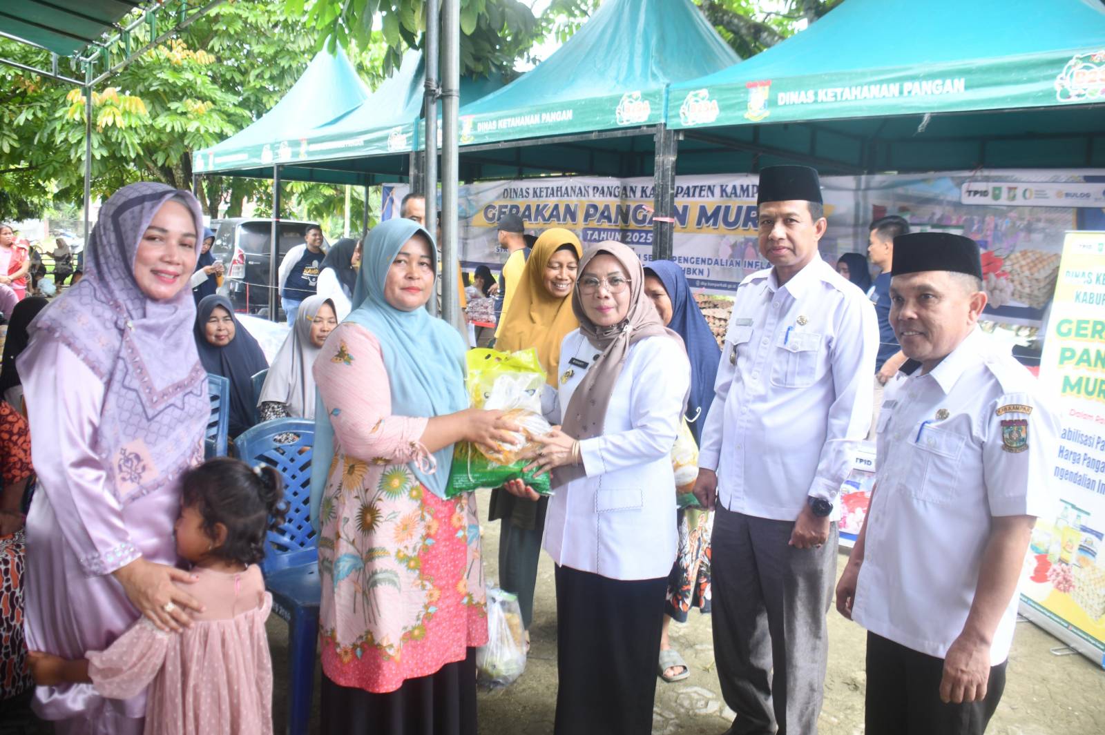 Meningkatnya Kebutuhan Masyarakat Jelang Iedul Fitri, Wakil Bupati Kampar Buka GPM Desa Gunung Sari