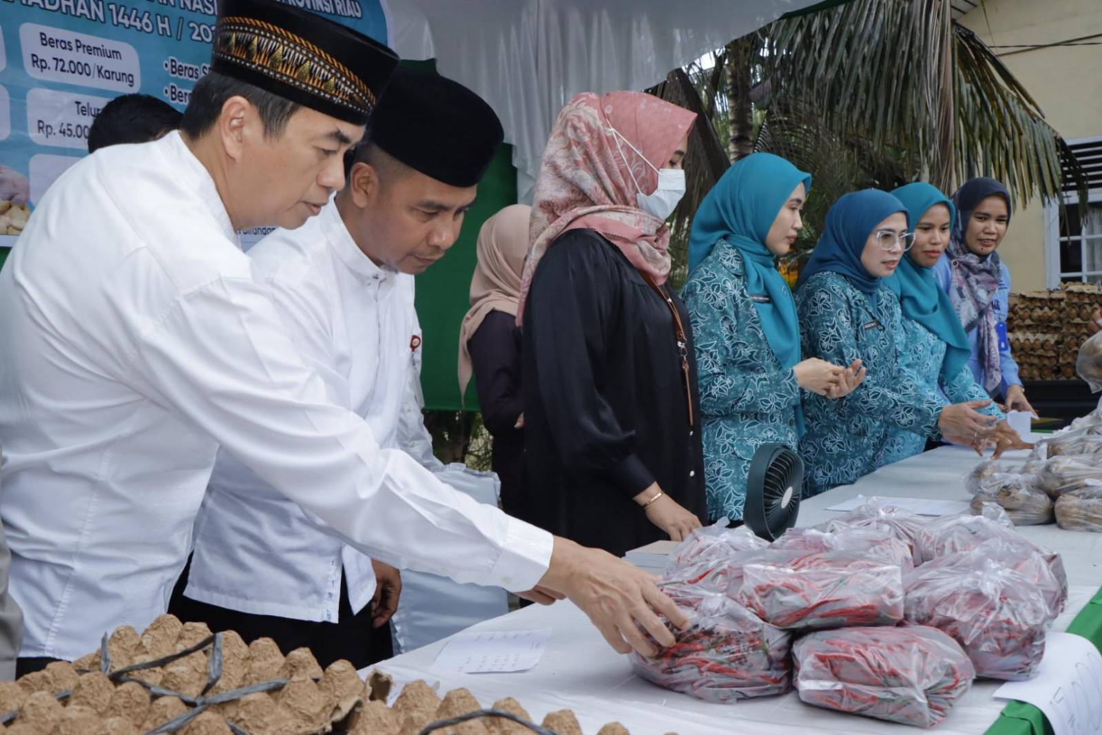 Sebelum Safari Ramadhan, Bupati Kampar Dampingi Gubernur Riau Tinjau Gerakan Pangan Murah 