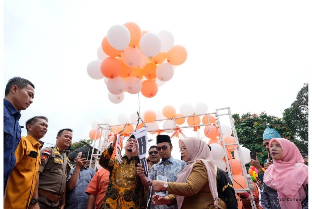 Pimpinan DPRD Kampar Potong Pita Persemian Jembatan