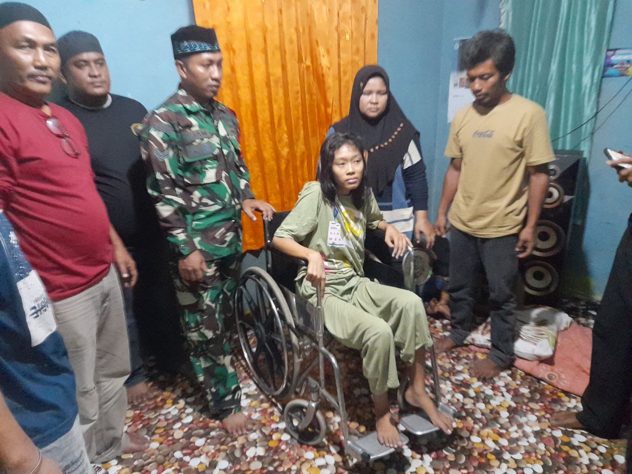 Babinsa Bersama Kepling, Berikan Bantuan Kursi Roda Untuk Anak Yatim