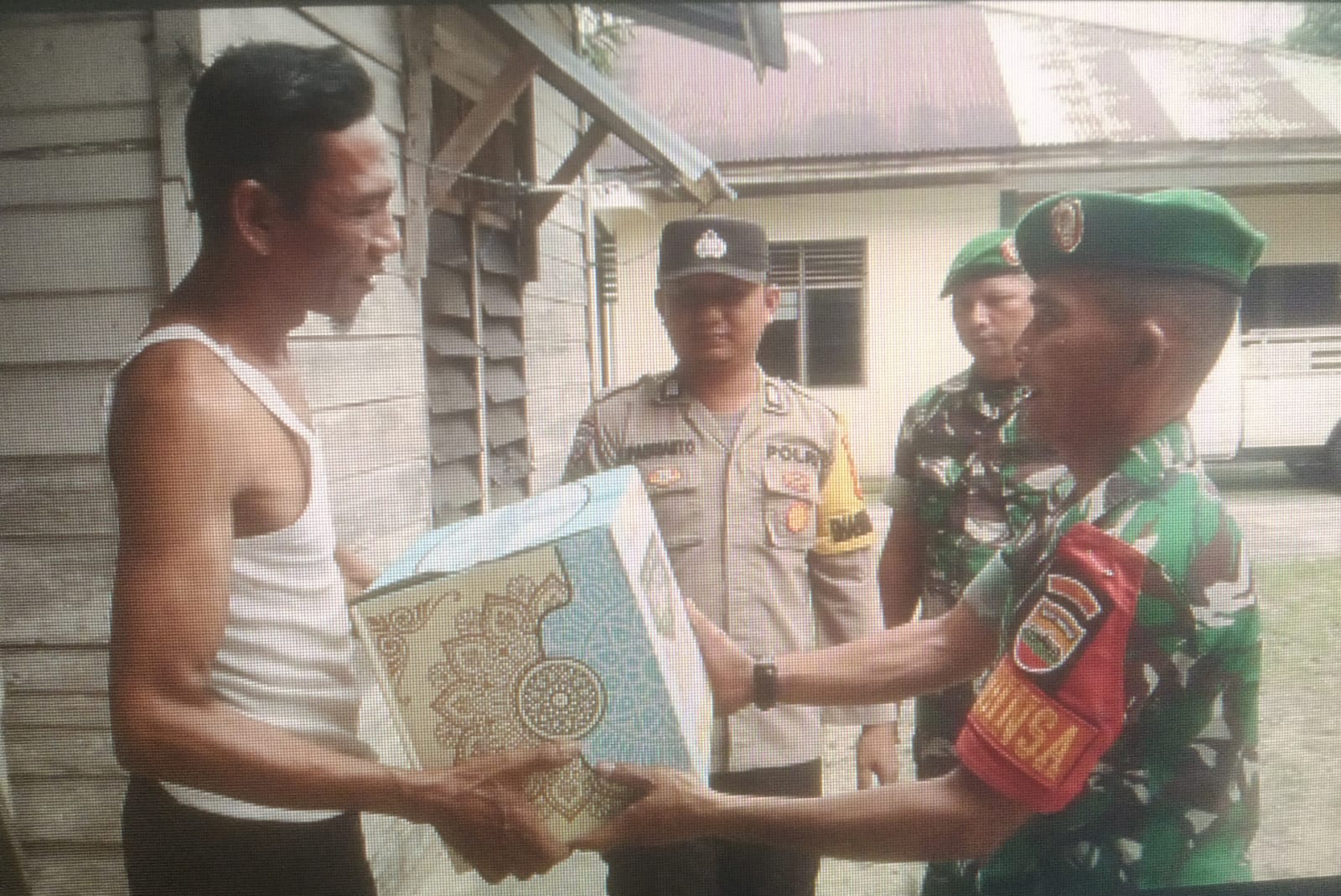Kolaborasi Babinsa Koramil 01/Bkn dan Bhabinkamtibmas Salurkan Bantuan Untuk Warga