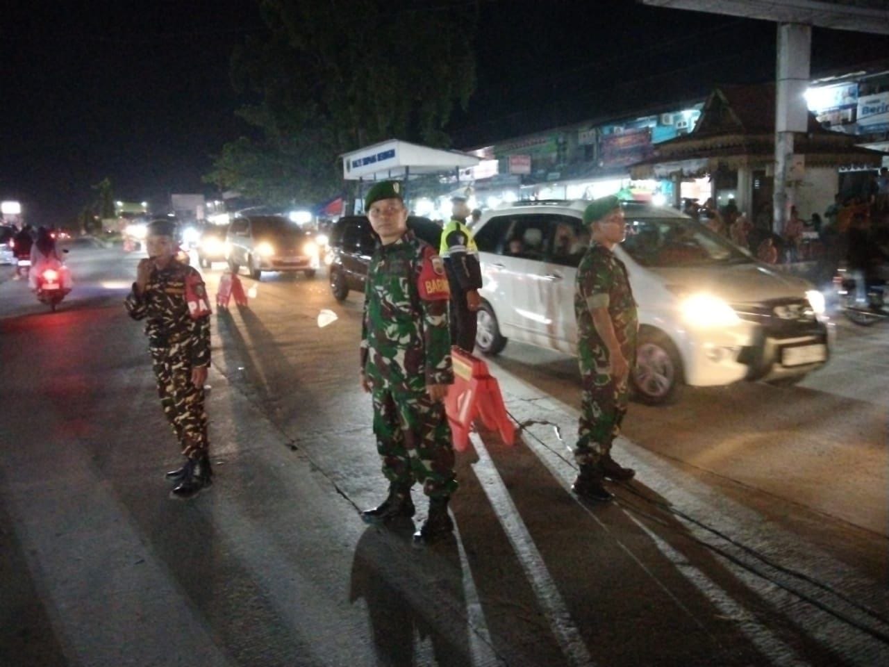 Personel Babinsa Koramil 04/Pkl Kuras Laksanakan Pengamanan Lalulitas Malam Takbiran