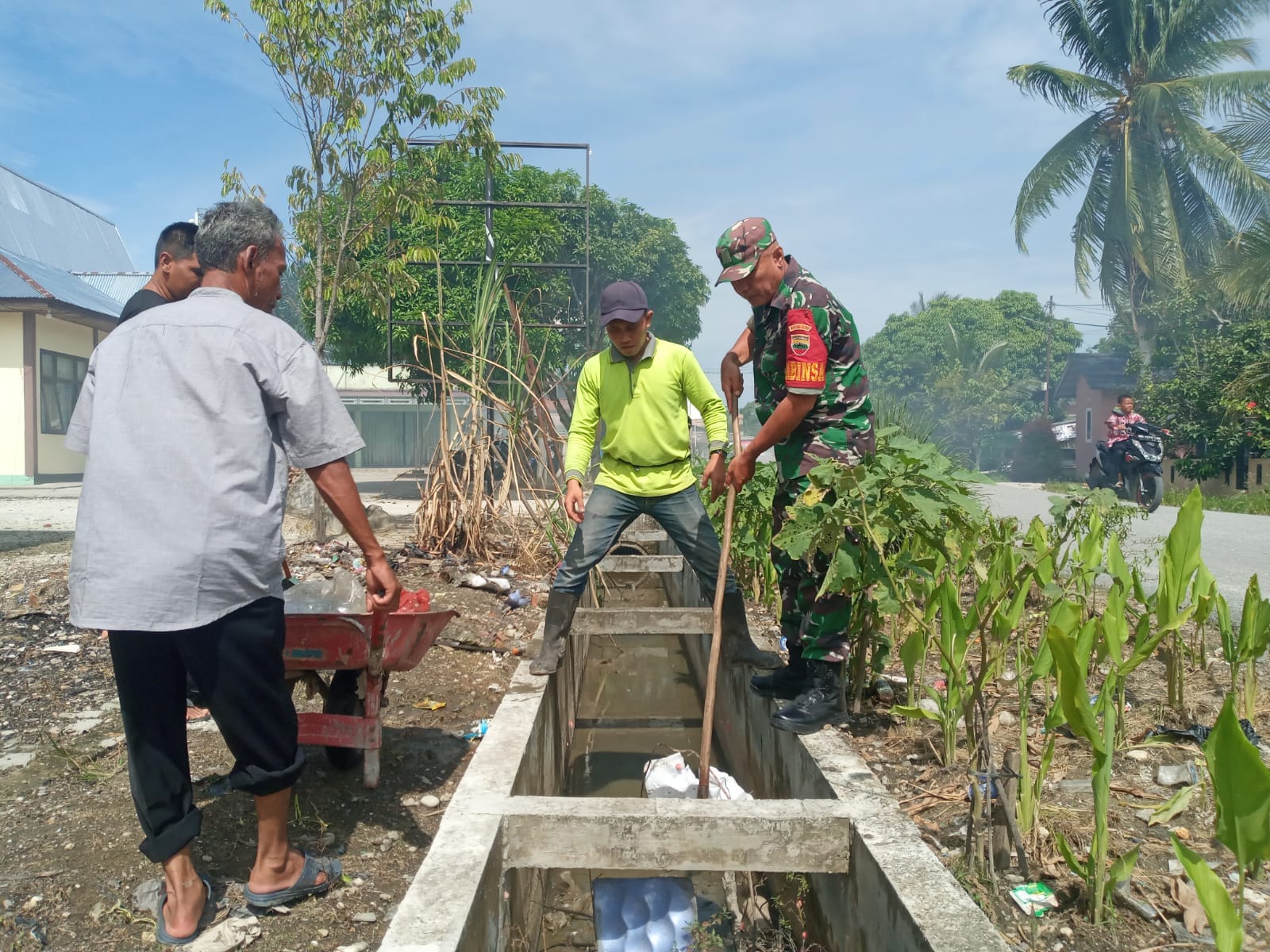 Babinsa Koramil 07/Kampar, Bersama Warga Laksanakan Giat Gotong Royong