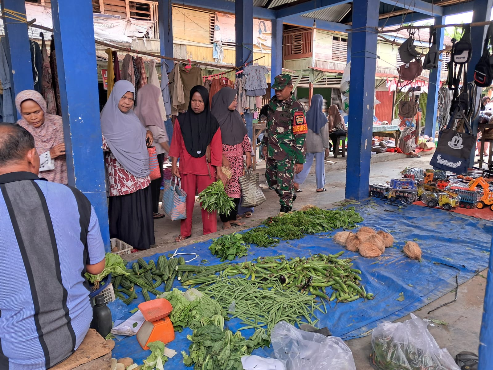 Pastikan Harga Sembako Normal, Serda Taufik Hidayat Patroli Di Pasar
