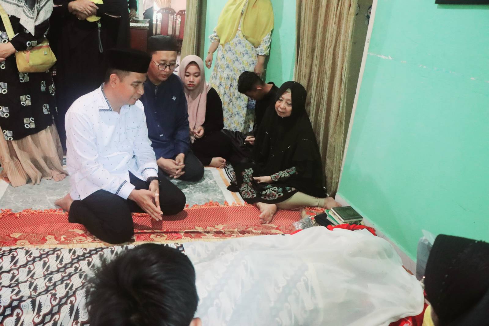 Melayat ke Rumah Duka Alm. Sukarman, Bupati Kampar Ahmad Yuzar Ucapkan Turut Berduka Cita