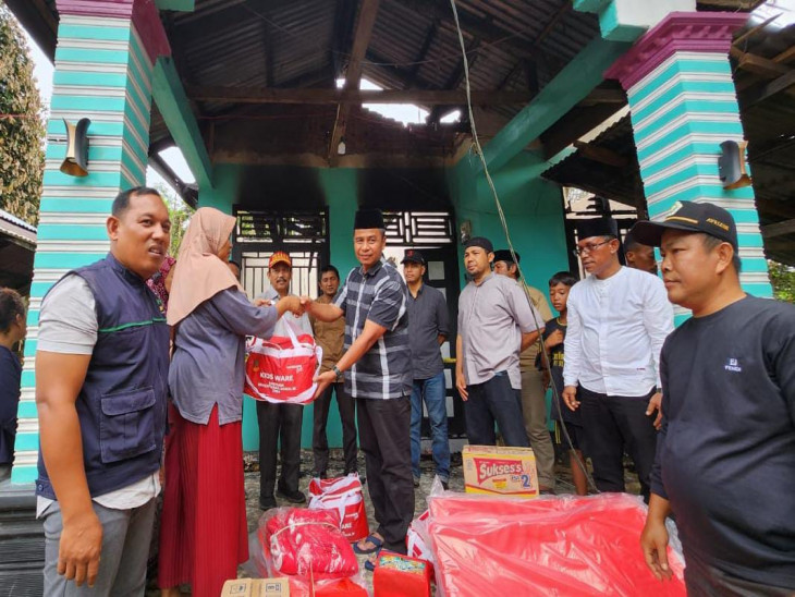 Langsung Tinjau Korban Kebakaran, Bupati Kampar Beri Bantuan Kepada Masyarakat 