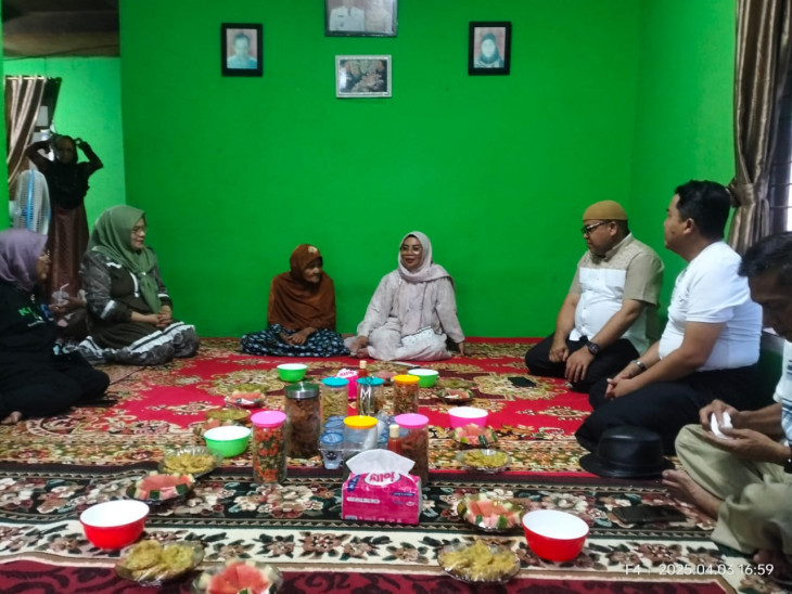 Wakil Bupati Kampar Takziah ke Kediaman Orang Tua Plt. Kadiskominfo Kampar Jalin Silaturrahmi