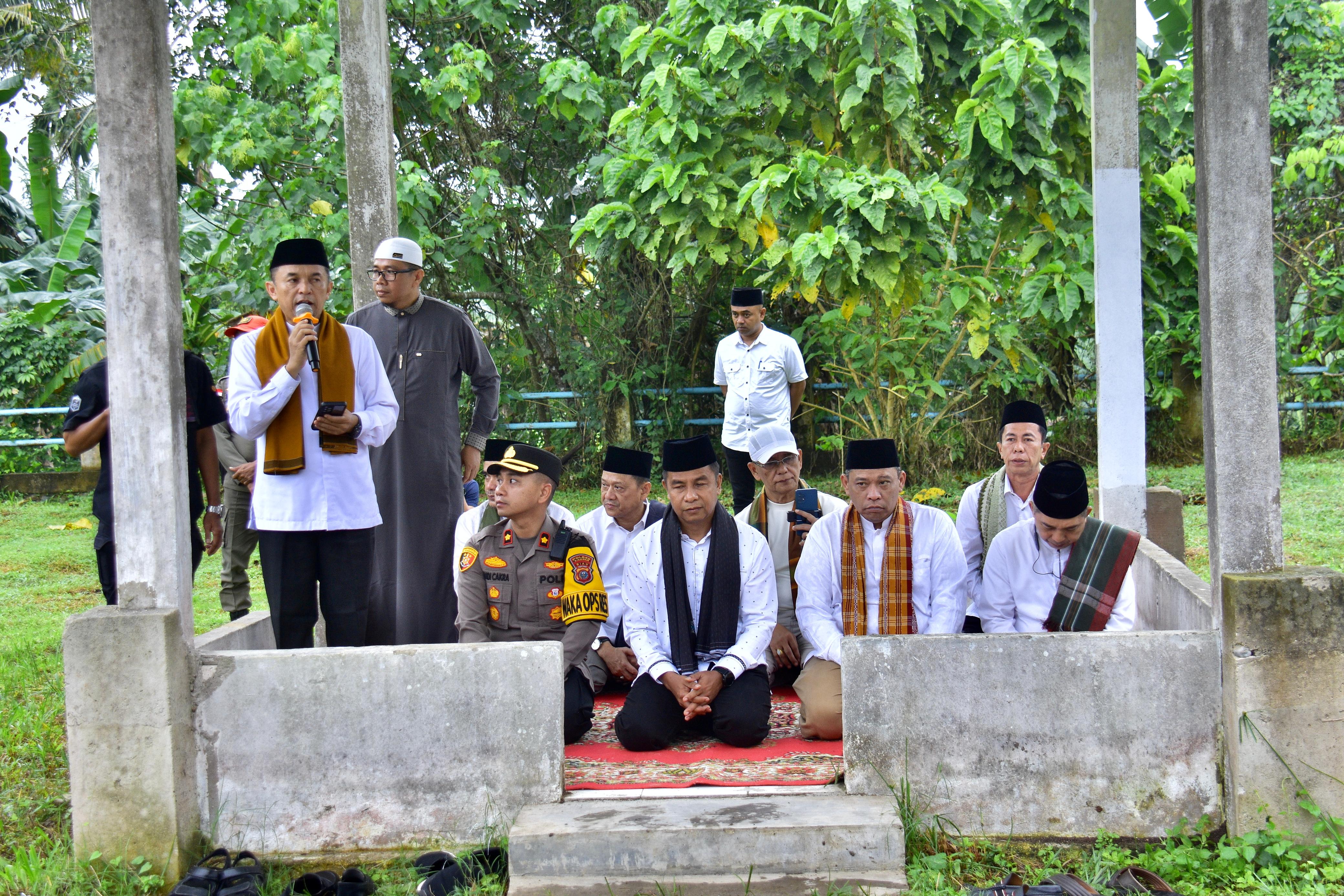 Lepas Rombongan Ziarah Kubur Desa Kampung Godang, Bupati Kampar Apresiasi Pelestarian Budaya 