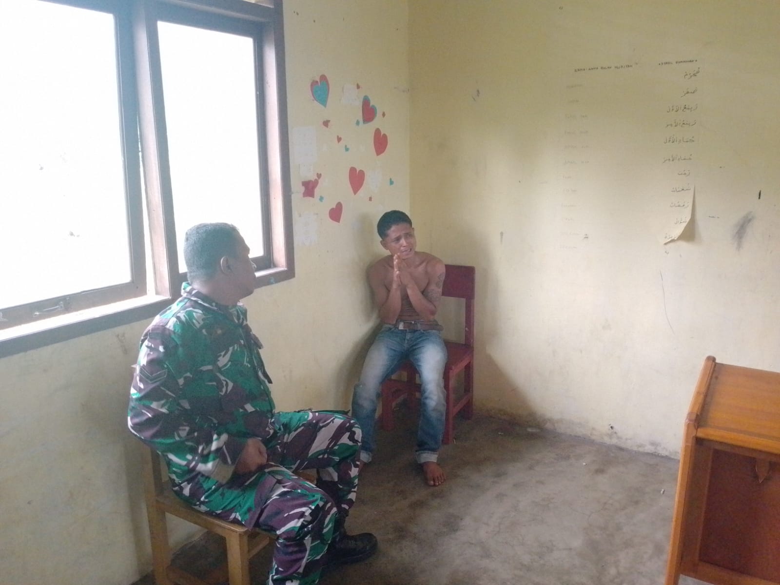 Babinsa Koramil 12/XIII Koto Kampar Bersama Masyarakat Menangkap Pelaku Pengguna Narkoba 