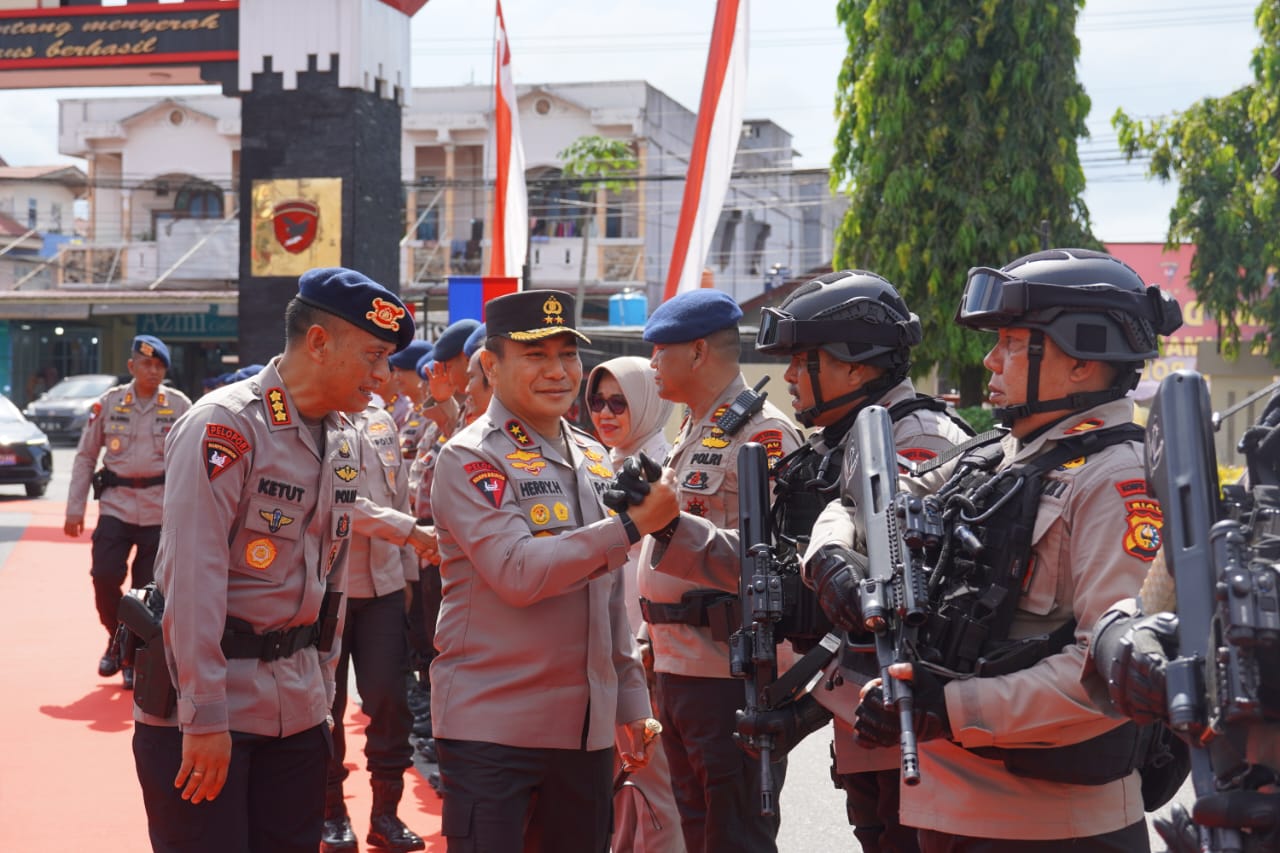 Dansat Brimob Polda Riau sambut kunjungan Kapolda Riau ke Mako Brimob
