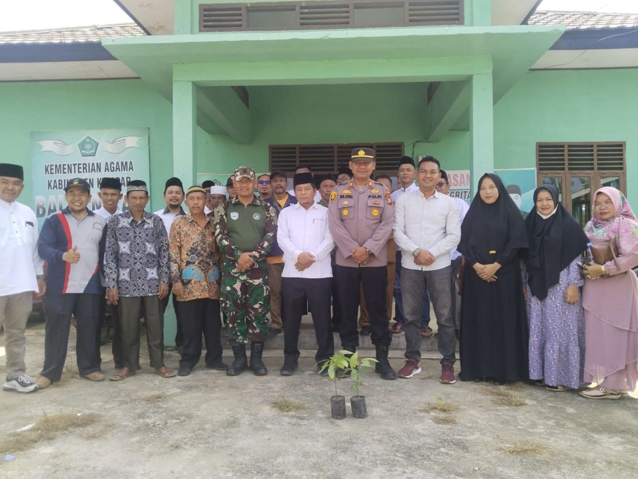 Peringati Hari Bumi, Danramil 16/Tapung Bersama UPIK Tapung Hulu Tanam Pohon Matoa Untuk Penghijauan
