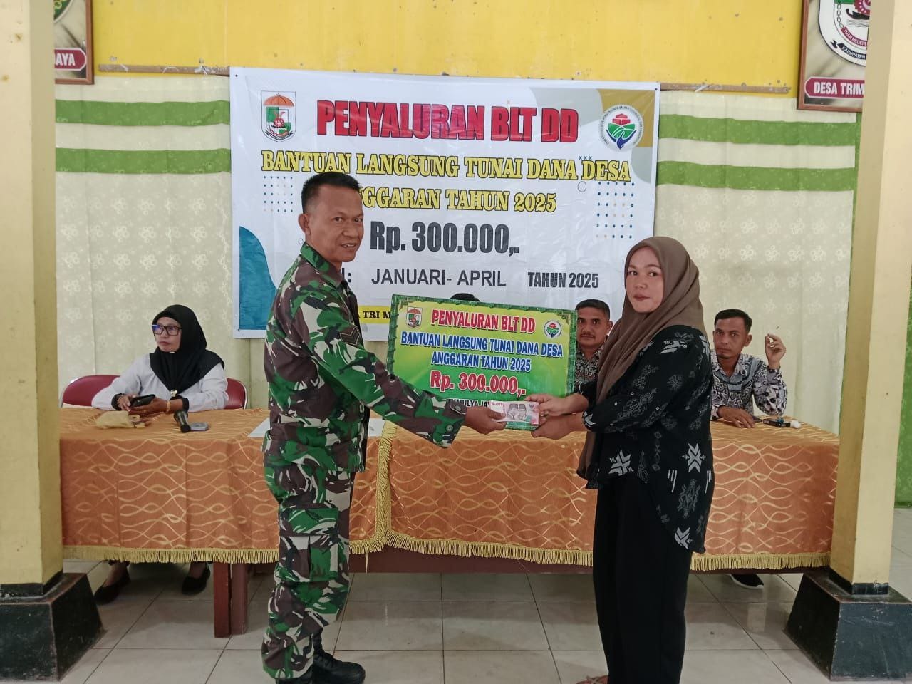 Babinsa Sertu Nuhajis Hadiri dan Dampingi Penyaluran Bantuan BLT-DD