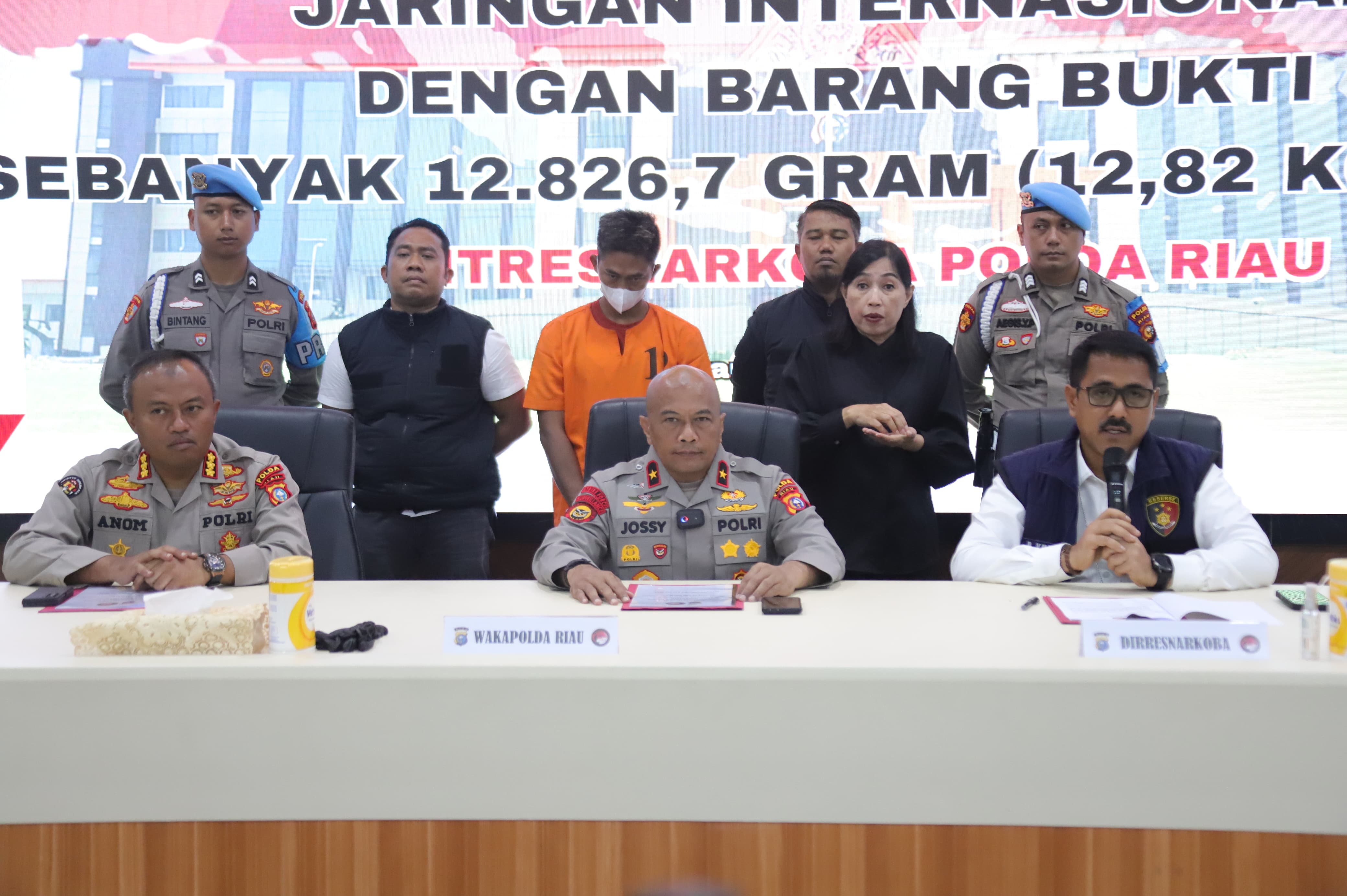 Polda Riau Tangkap Kurir Narkoba Jaringan Internasional, dengan barang bukti 12,8 Kg Sabu