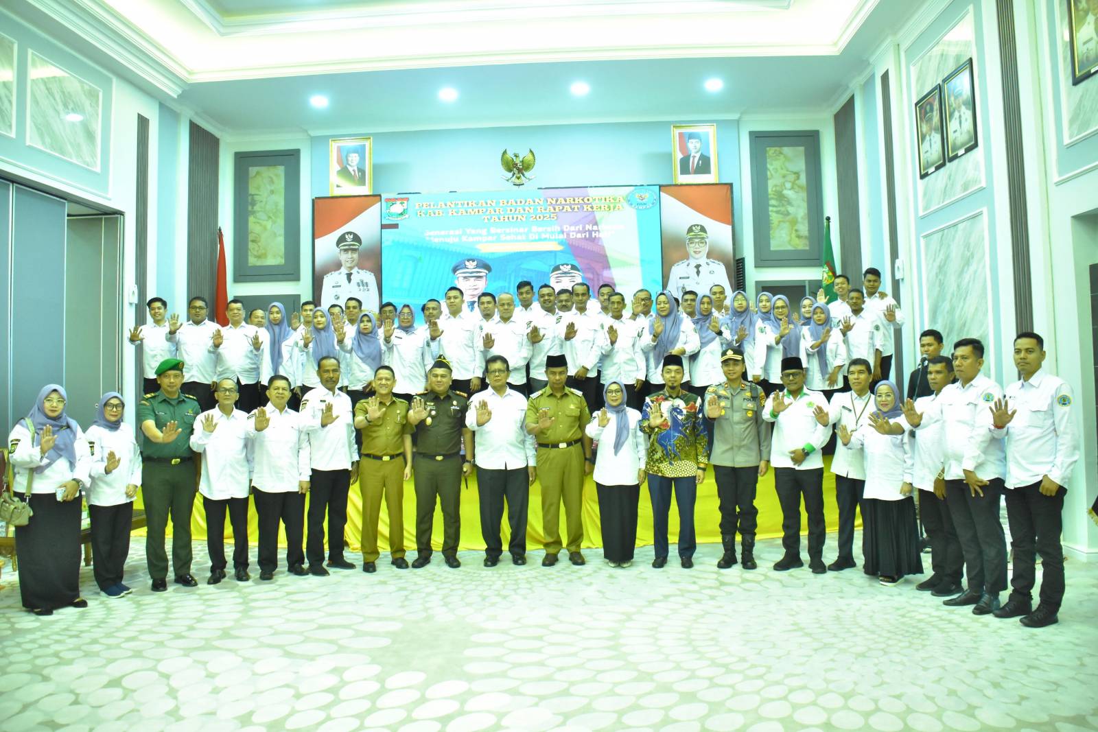 Perkuat Barisan Perang Melawan Narkoba, Bupati Kampar Lantik Pengurus BNK Kampar