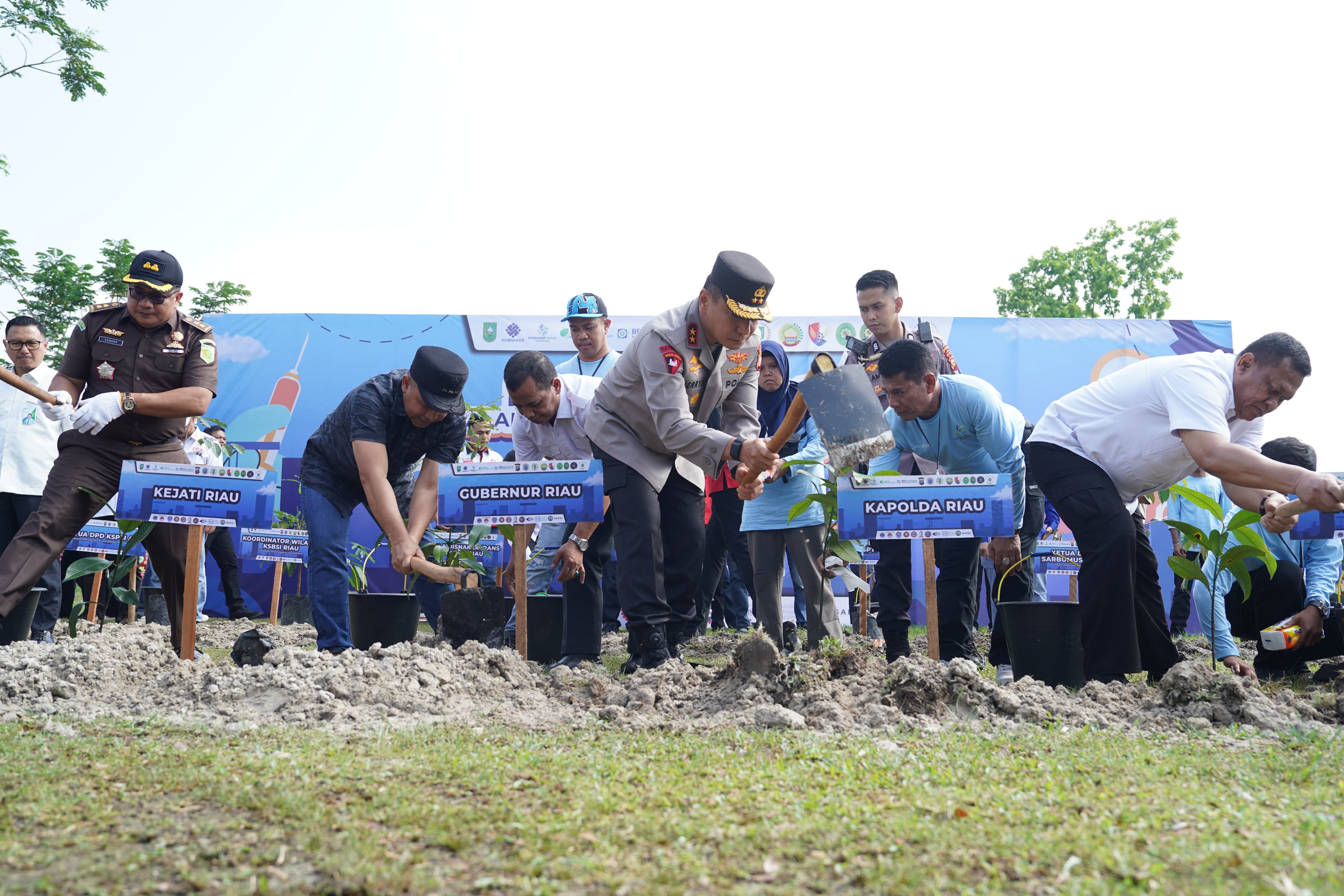 Kapolda Riau Hadiri Perayaan May Day 2025 