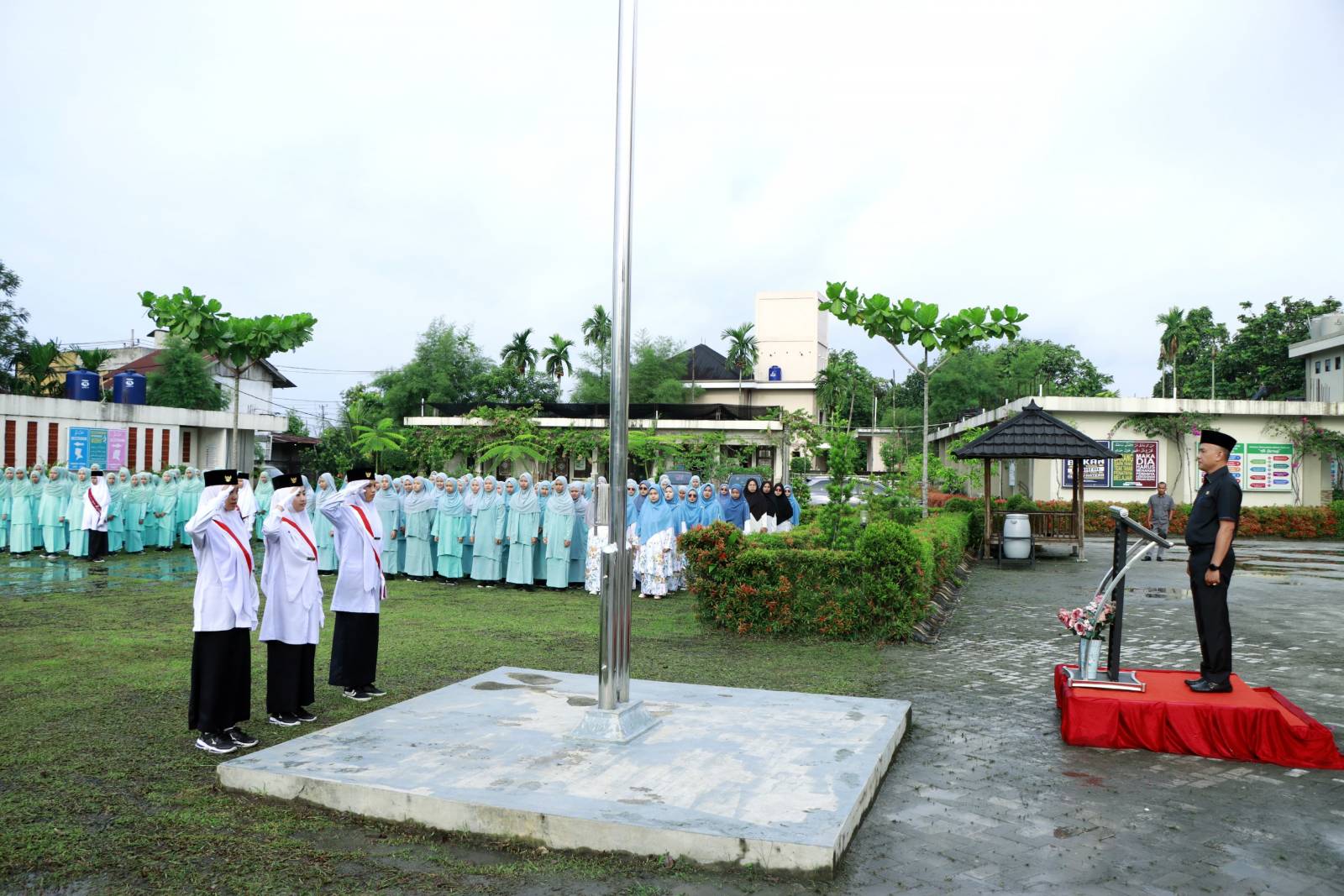 Pemkab Kampar Gelar Upacara Bendera Peringatan Hardiknas di Pondok Pesantren Al-Faruqi
