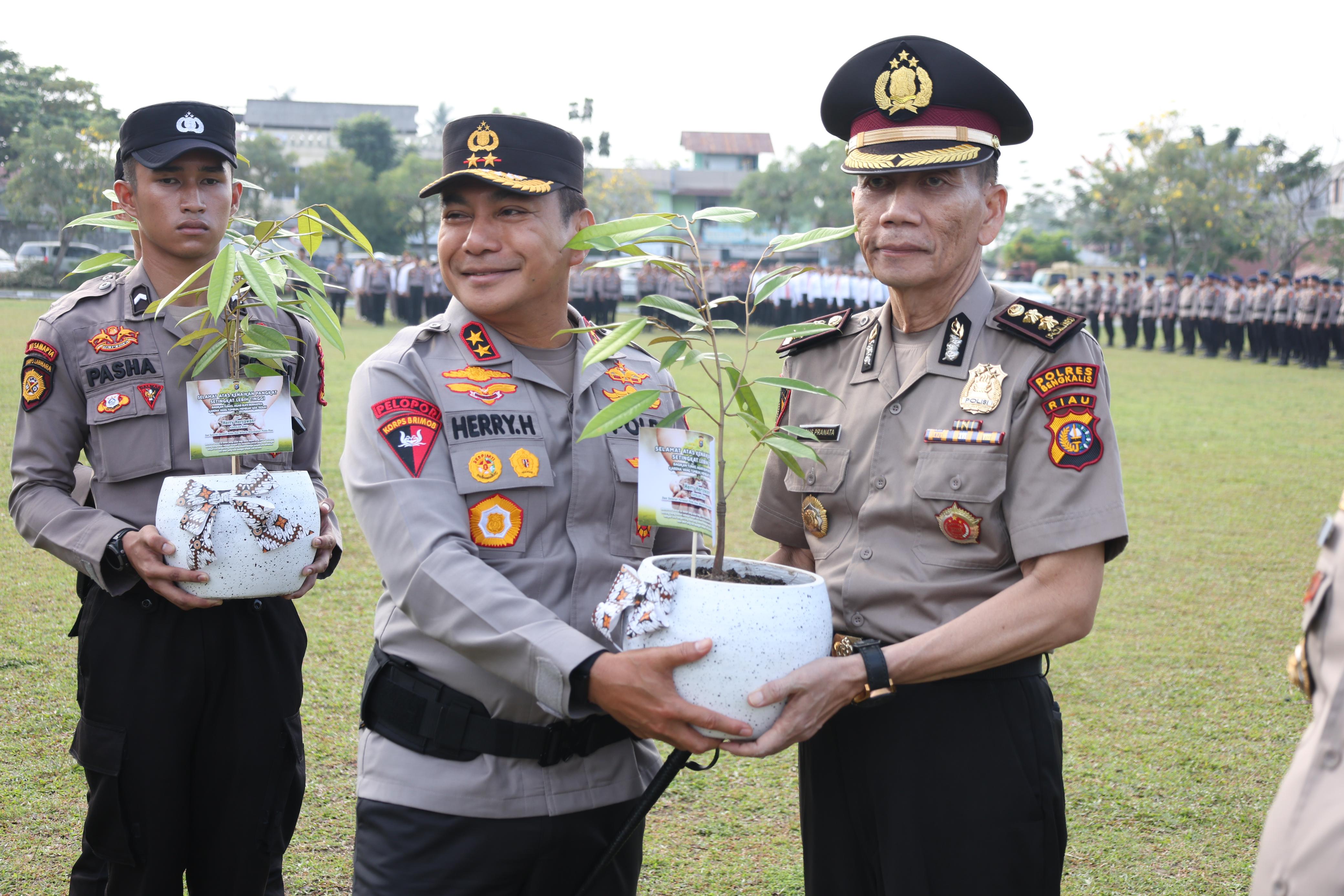 Kapolda Riau Pimpin Upacara Kenaikan Pangkat dan Pemberian Penghargaan Personel Berprestasi