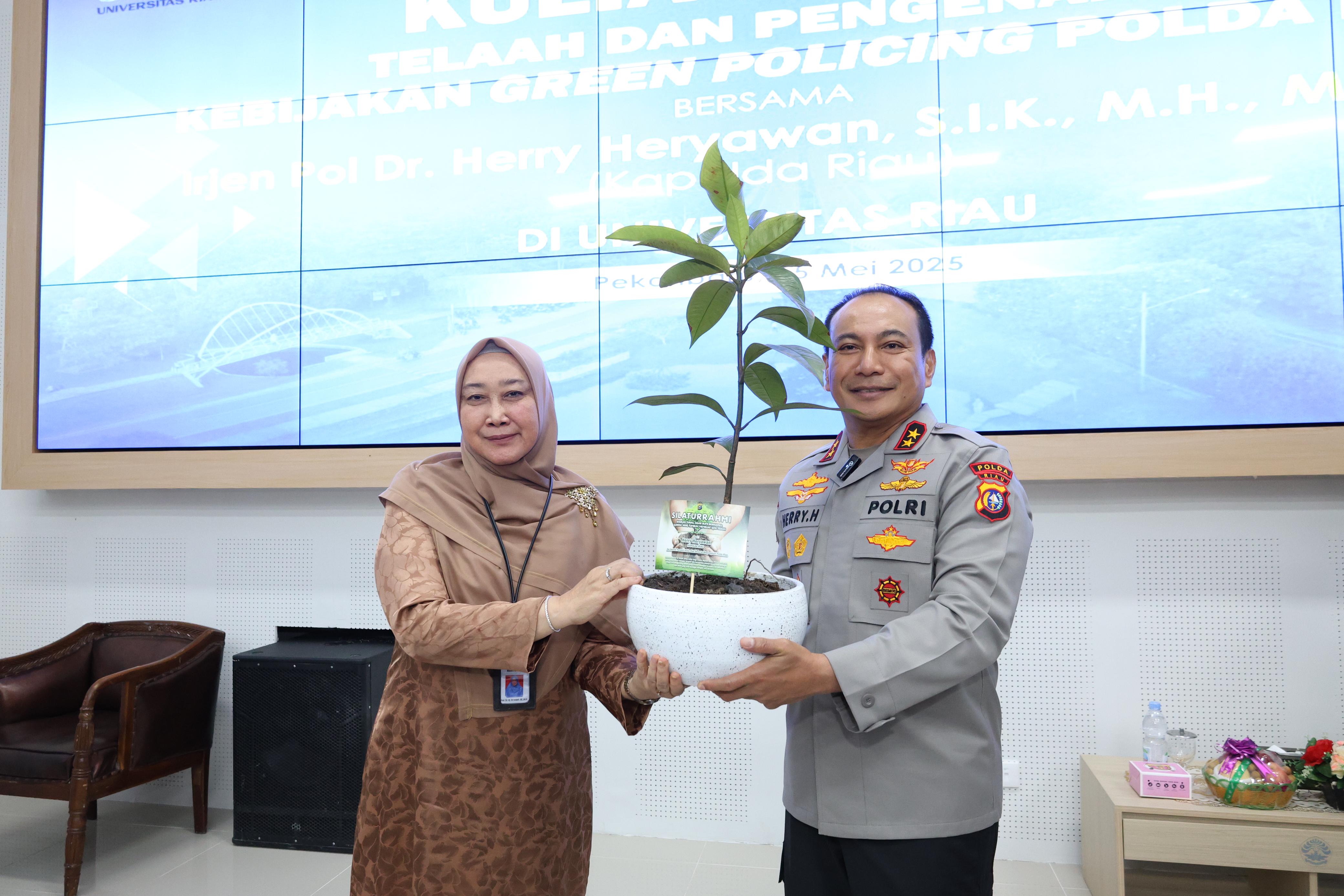 Kapolda Riau Paparkan Konsep Green Policing Kepada Mahasiswa UNRI