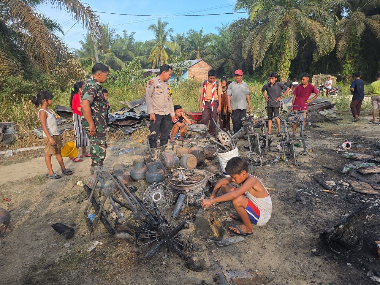 Babinsa Koramil 16/ Tapung Berikan Dukungan Moril Korban Kebakaran