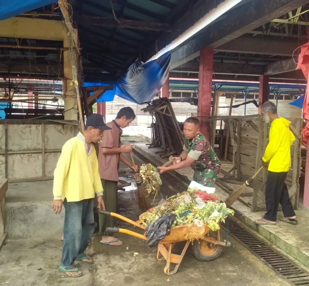Peduli Kebersihan, Babinsa Koramil 07/Kampar Bersama Masyarakat Lakukan Pembersihan Pasar