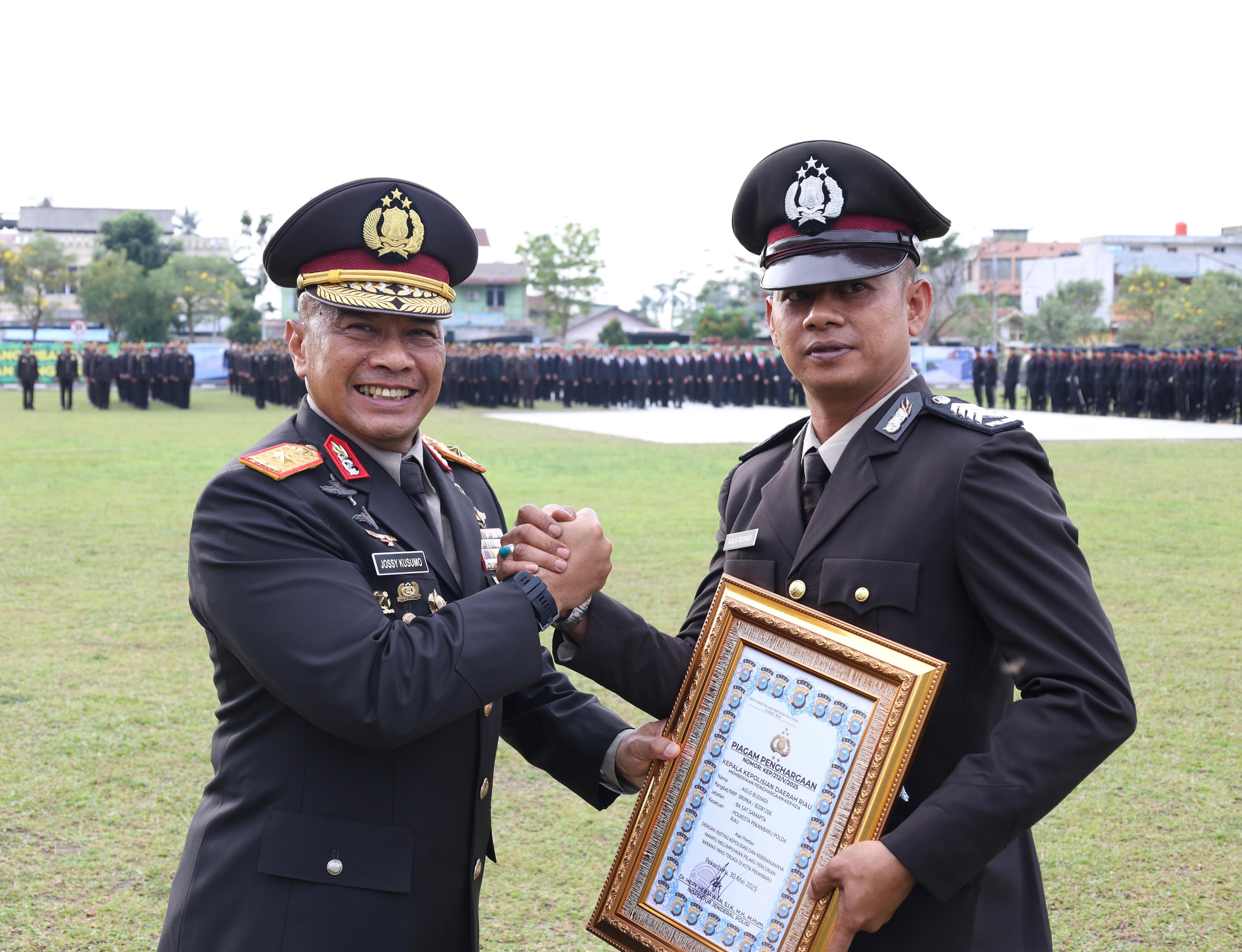 Berhasil Gagalkan Aksi Pencurian, Bripka Agus Budiadi Terima Penghargaan dari Wakapolda Riau