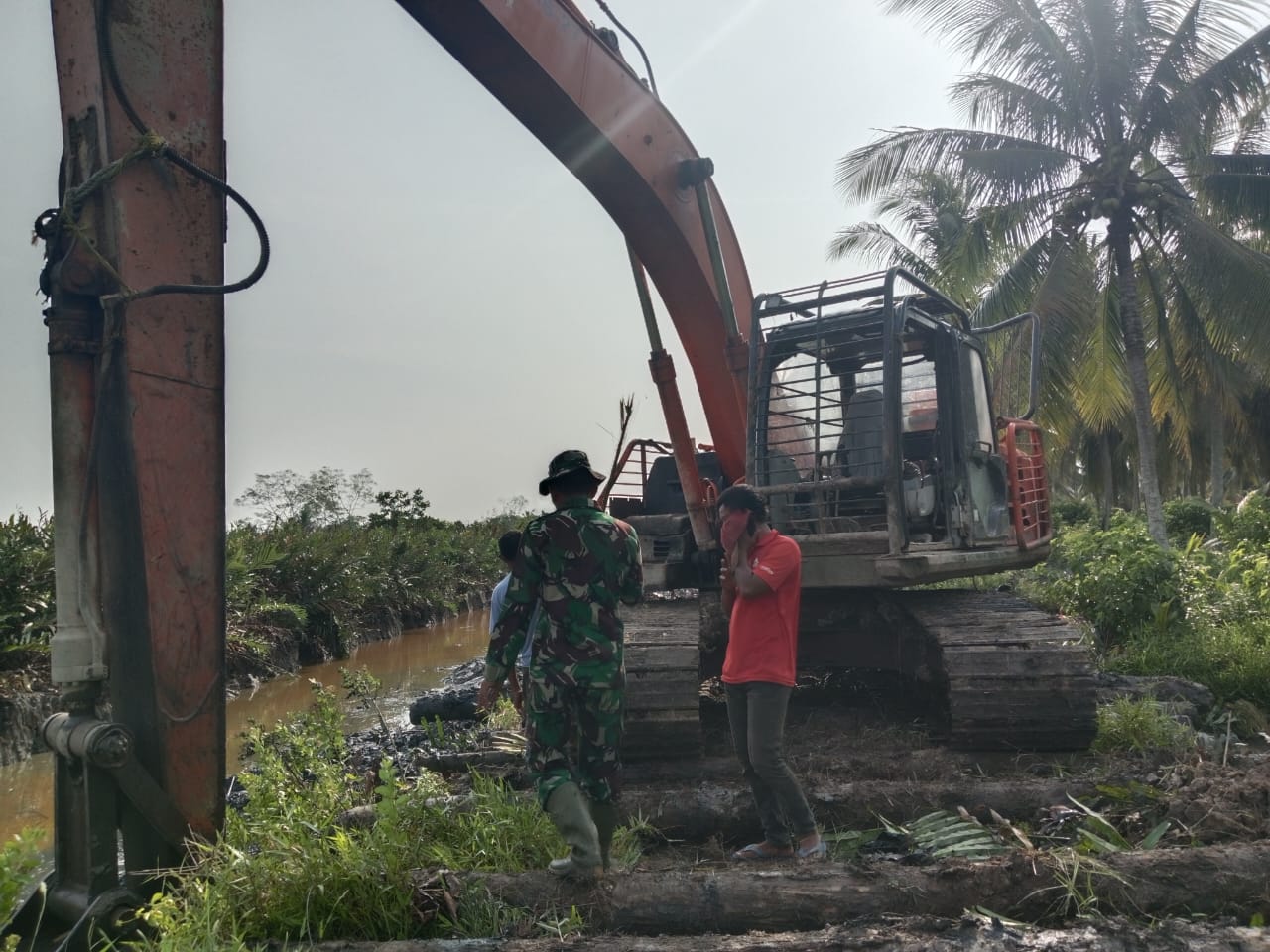 Babinsa Koramil 03/Bunut Laksanakan Giat Oplah di Kulala Kampar Dukung Program Han Pangan