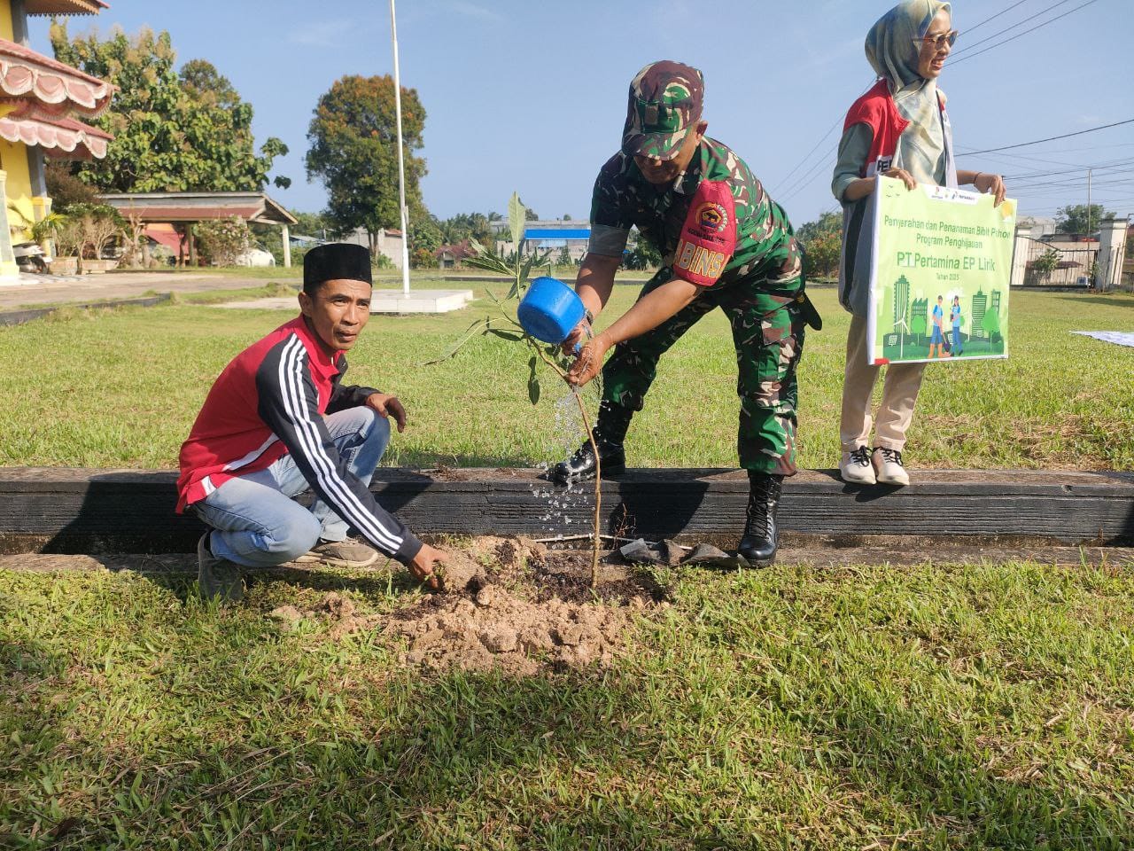 Memperingati Hari Lingkungan Hidup, Babinsa Bersama Stakeholder Laksanakan Giat Penghijauan