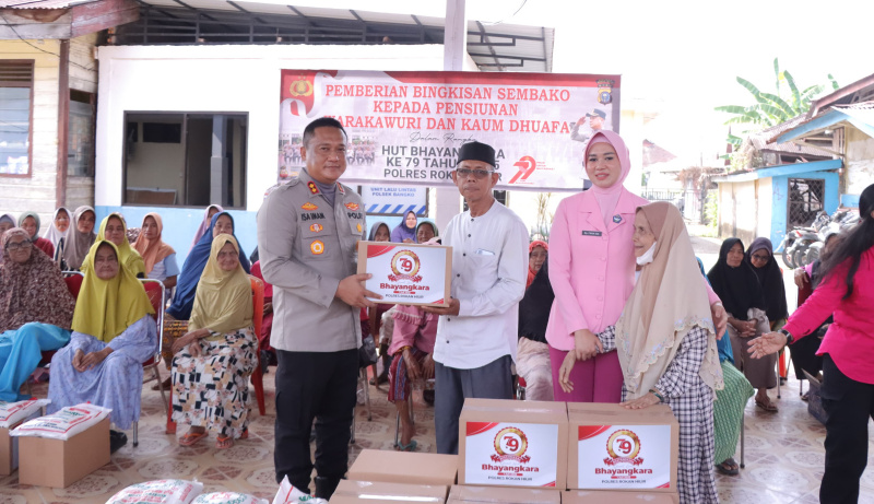 HUT Bhayangkara Ke 79, Kapolres Rohil Bagikan Puluhan Paket Sembako kepada Masyarakat