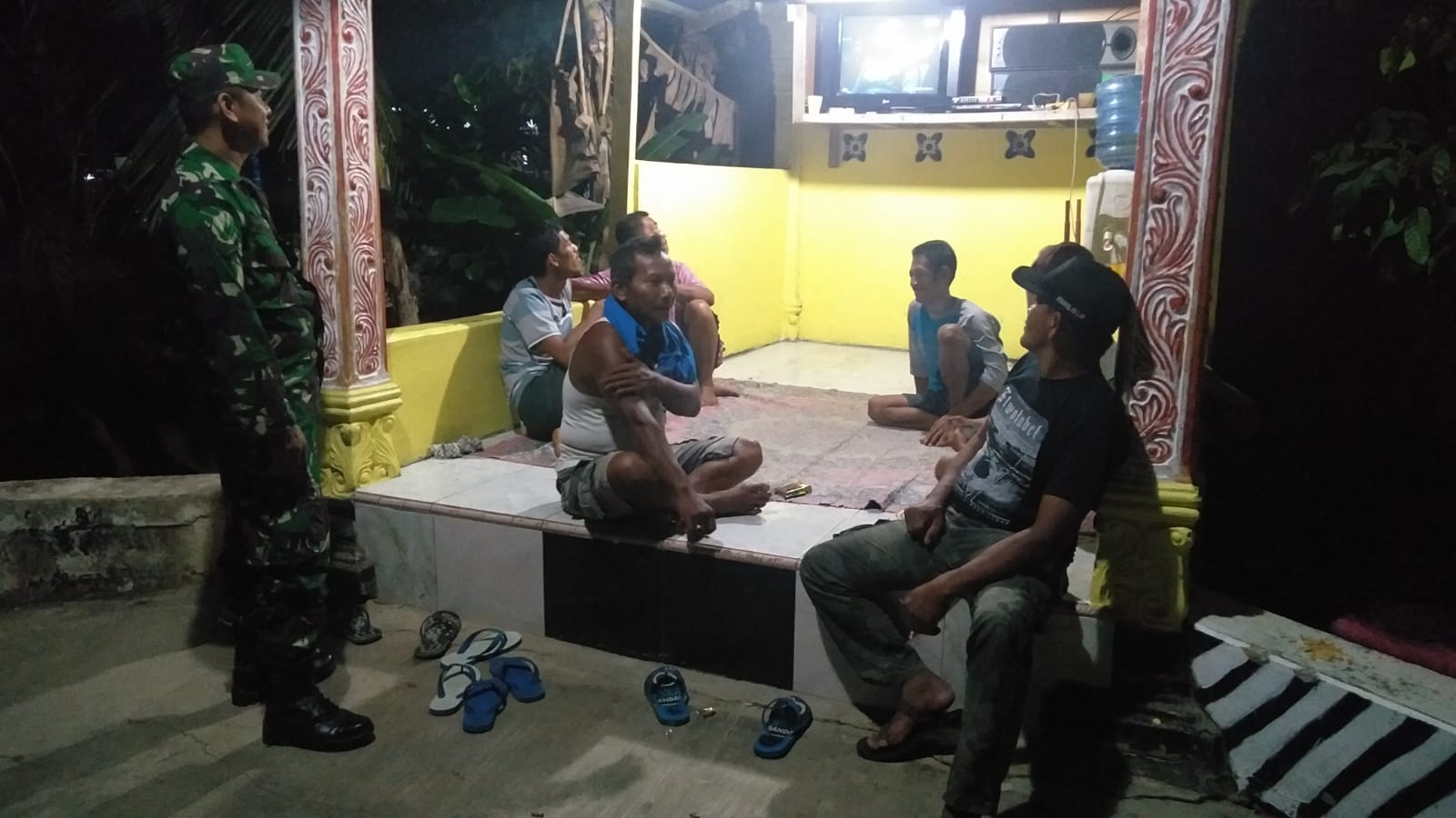 Babinsa Koramil 09/Langgam Cek Kegiatan Ronda Malam Di Desa Binaan