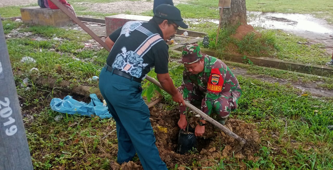 Jaga Keindahan Alam, Babinsa Koramil 06 Siak Hulu Ajak Warga Tanam Pohon