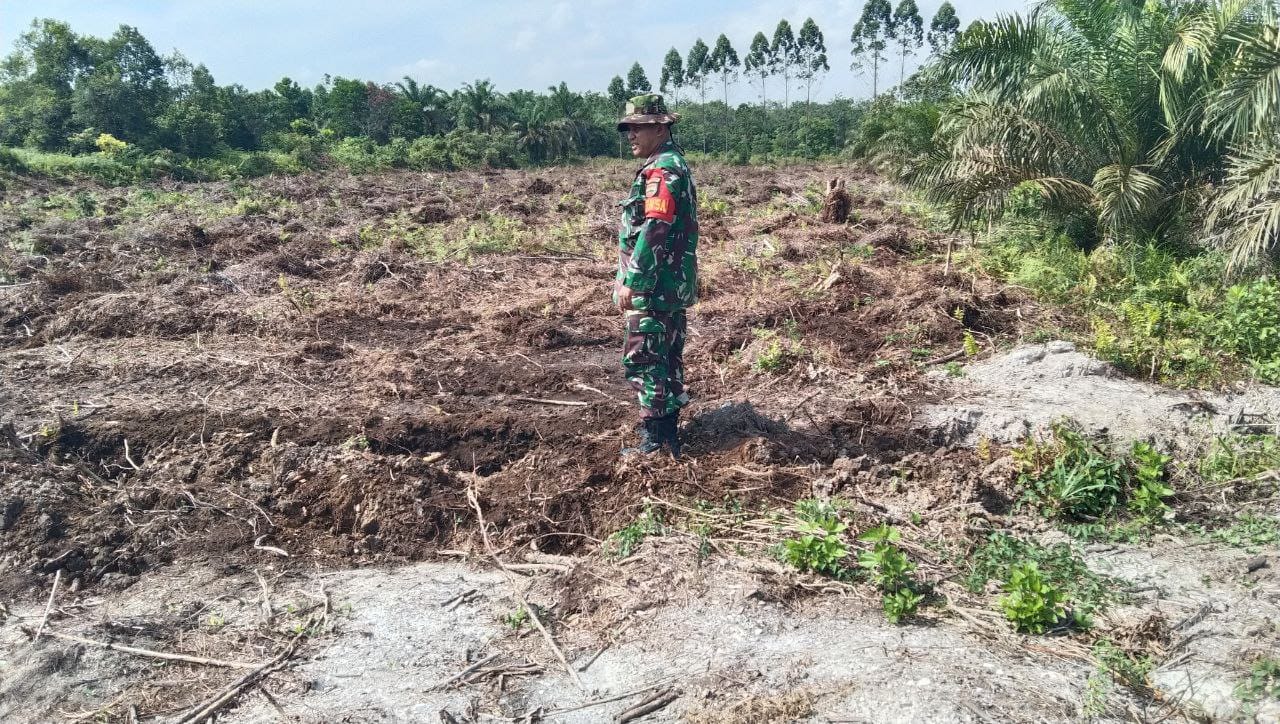 Patroli Cegah Karhutla, Serka Ayu Wisafrizal dan Serda Jemmi Ajak Warga Tingkatkan Kewaspadaan