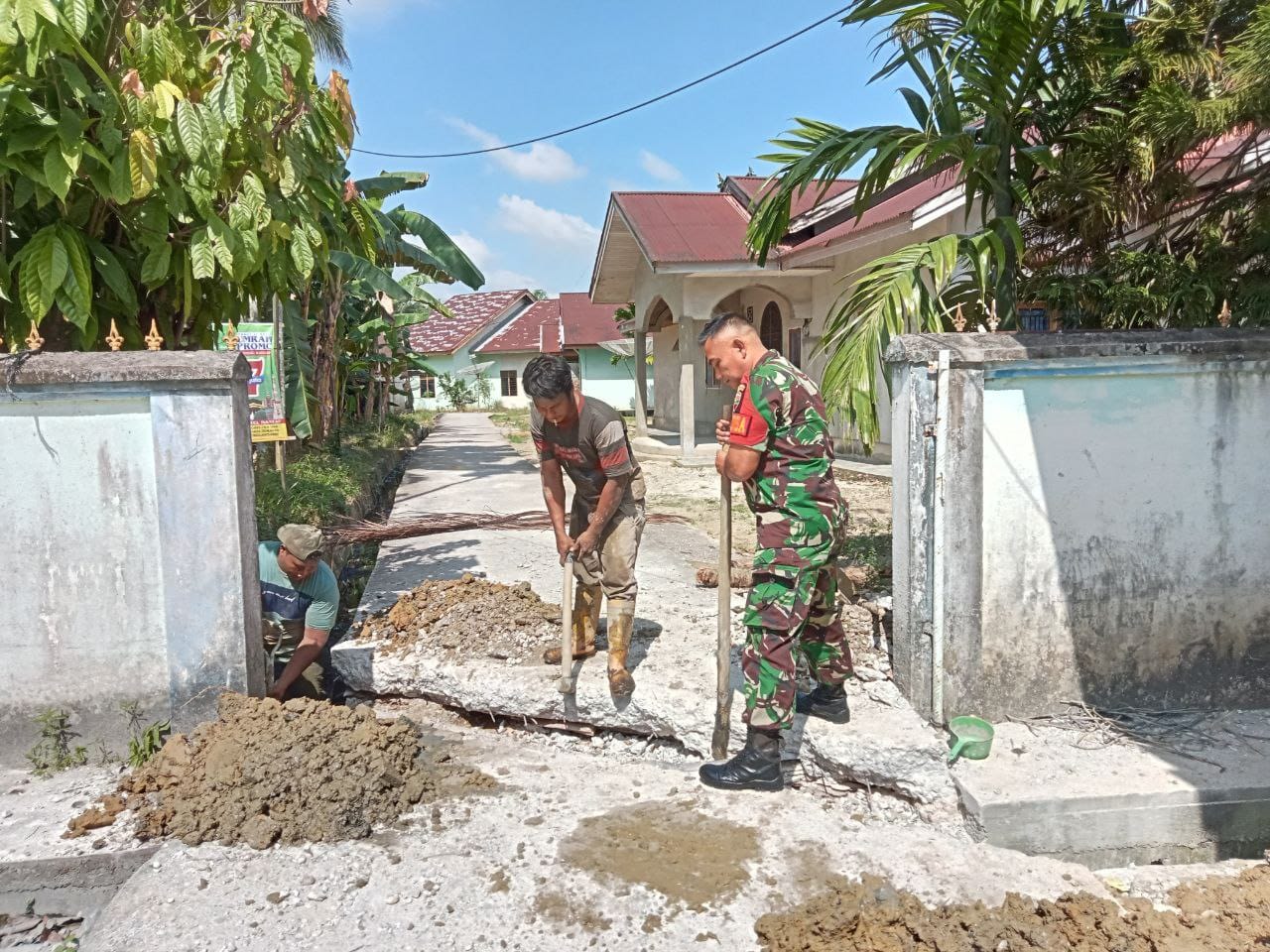Babinsa Koramil 07/Kampar Sertu Mulawarman Goro Dengan Warga Bangun Gapura
