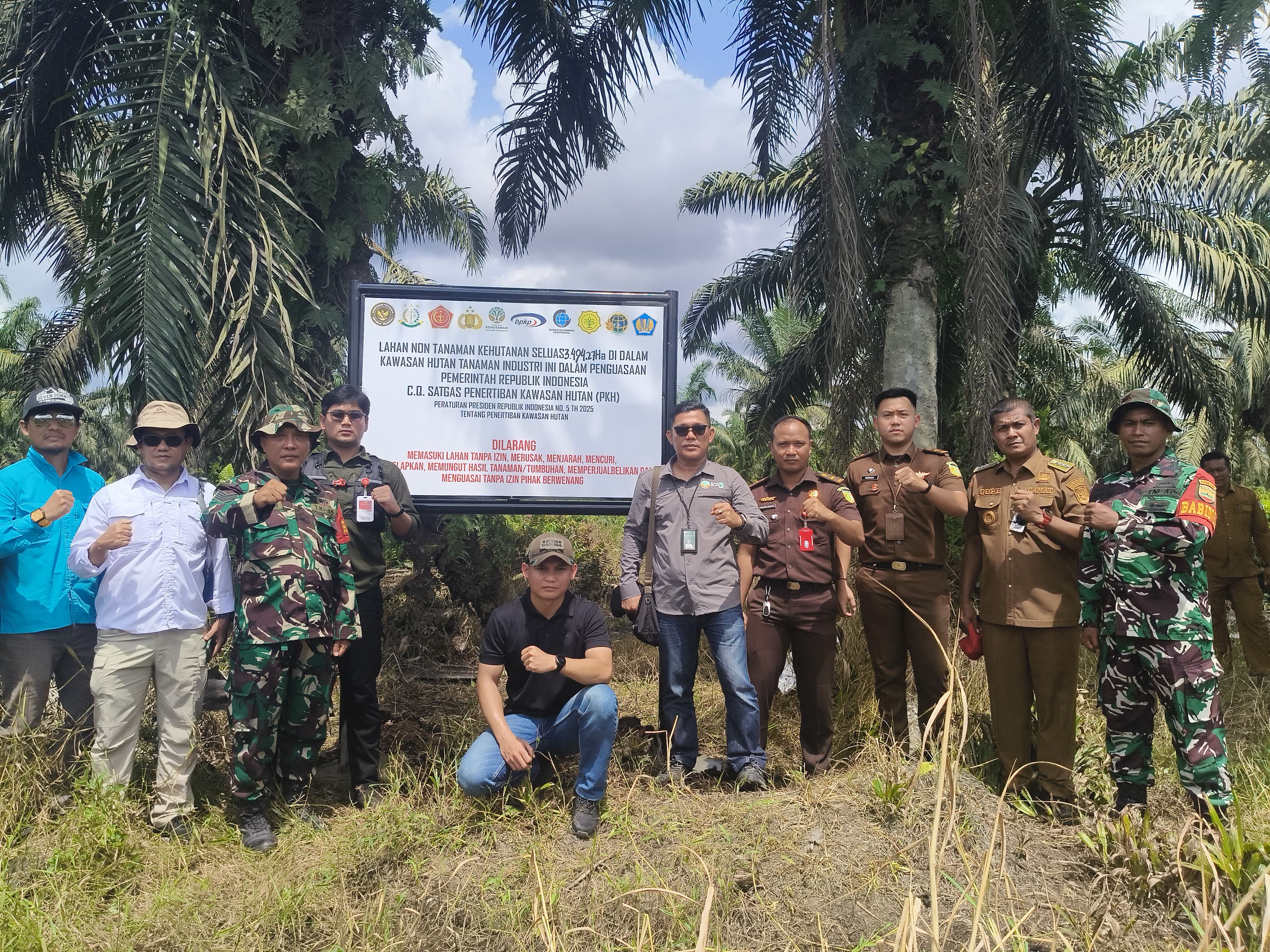Babinsa Koramil 03/Bunut Dampingi Satgas Garuda Pasang Plang di Kawasan Hutan Industri Pelalawan