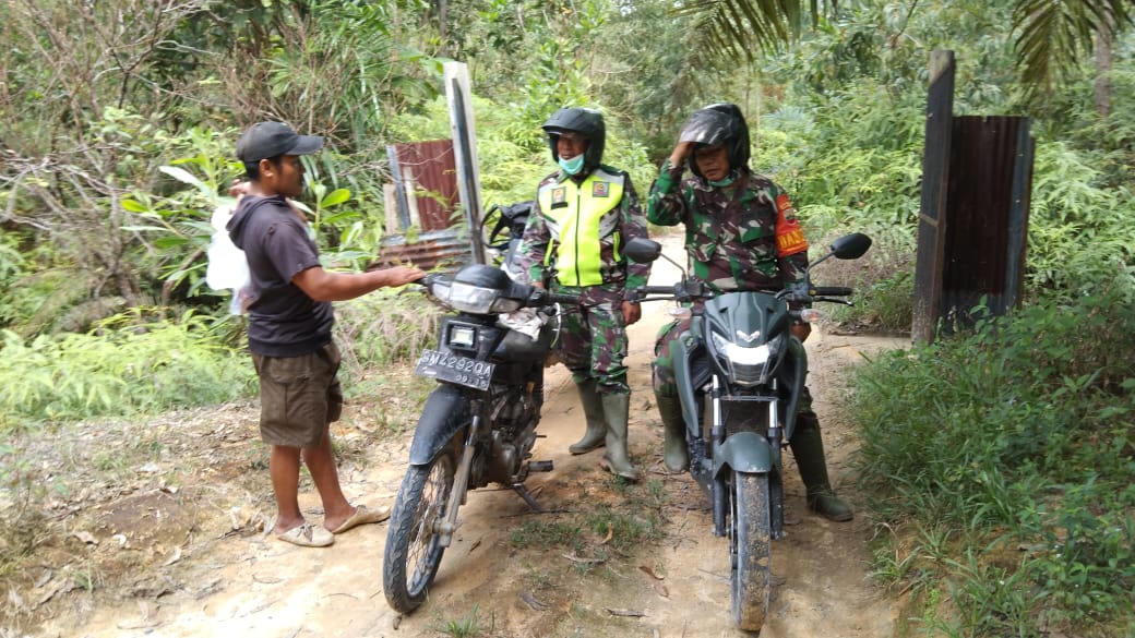 Musim Kemarau, Babinsa Koramil 09/ Langgam Tetap Aktif Patroli dan Sosialisasi Karhutla