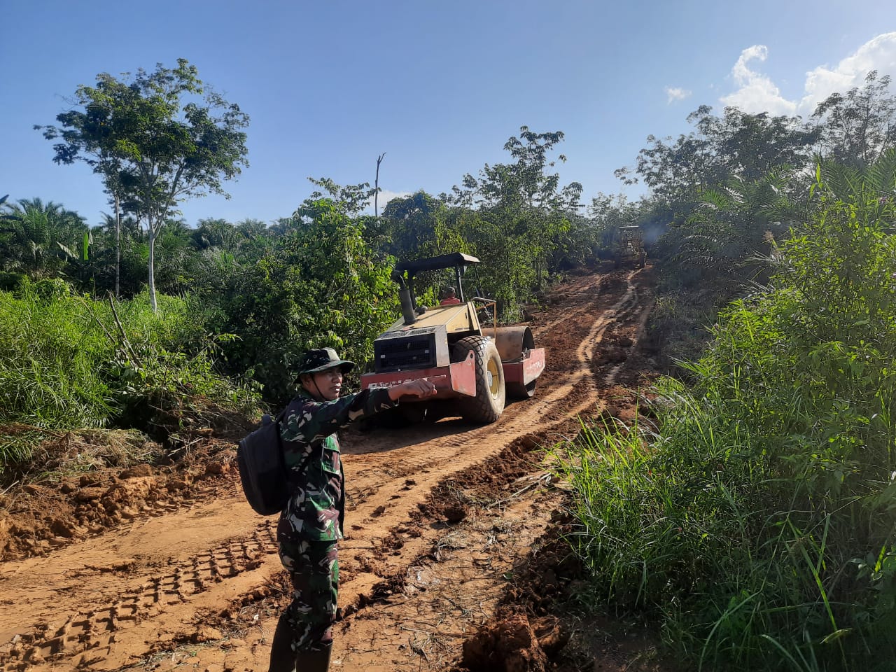 Babinsa Serda Devison Lasmanto Lanjutkan Dukungan Kegiatan Karya Bakti TNI di Desa Tanjung