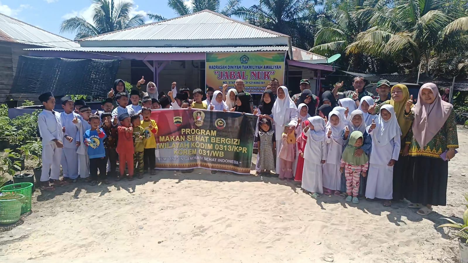 Danramil 13/Rokan IV Koto Gelar Program Makan Sehat Bergizi di Madrasah Jabal Nur