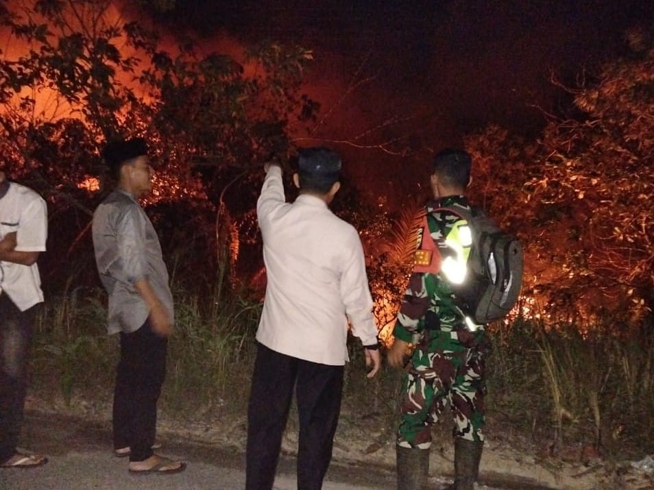 Personil Gabungan dan Babinsa Koramil 01/Bkn Padamkan Kebakaran Lahan Milik Warga di Desa Binaan 