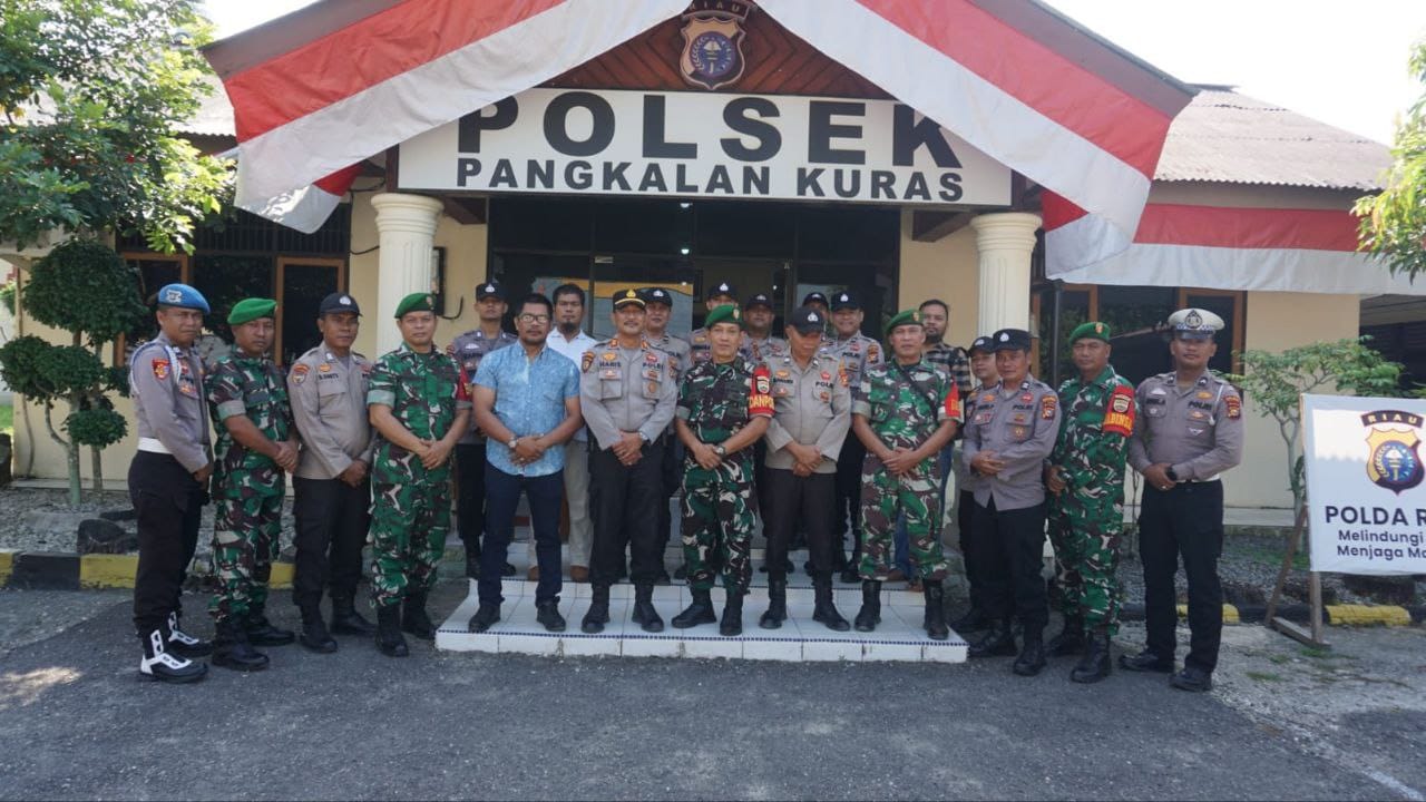 Personel Babinsa Koramil 04/Pkl.Kuras Berikan Ucapan HUT Bhayangkara Ke 79