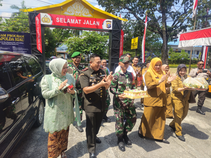 Danramil dan Camat Kunjungi Polsek Pekanbaru Kota Momen Spesial HUT Bhayangkara Ke 79 