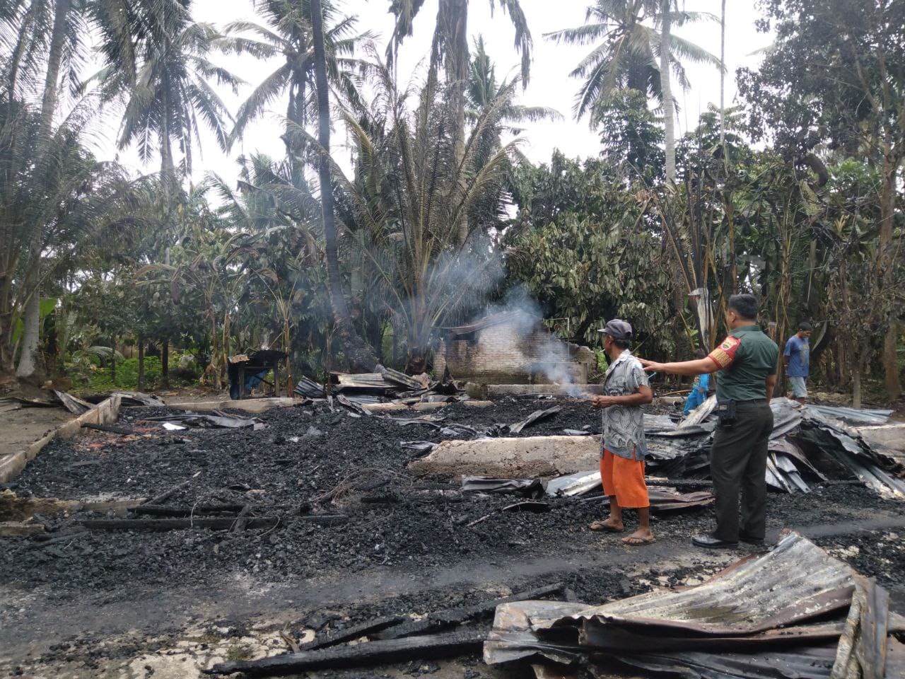 Babinsa Koramil 08/ TDN, Tinjau Rumah Warga Pasca Kebakaran di Desa Binaan