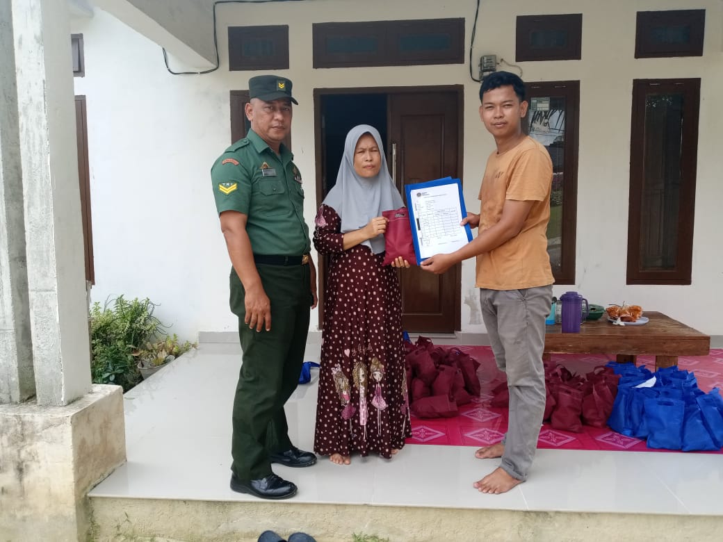 Dukung Program MBG, Sertu Imron Dampingi Penyaluran Makanan Untuk Balita dan Ibu Hamil