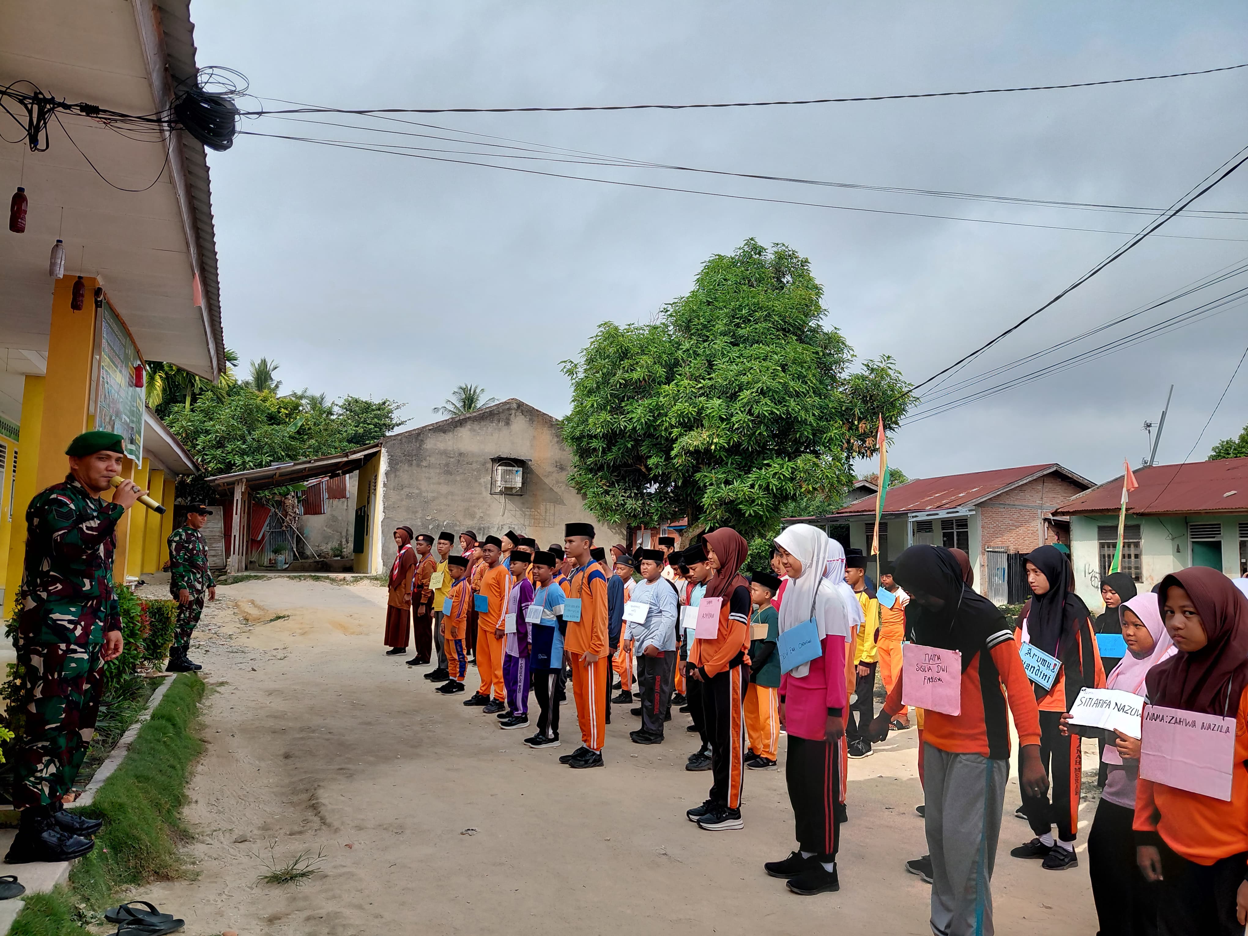 Babinsa Koramil 06 Siak Hulu Laksanakan Masa Perkenalan Lingkungan Sekolah bagi Anak Didik Baru