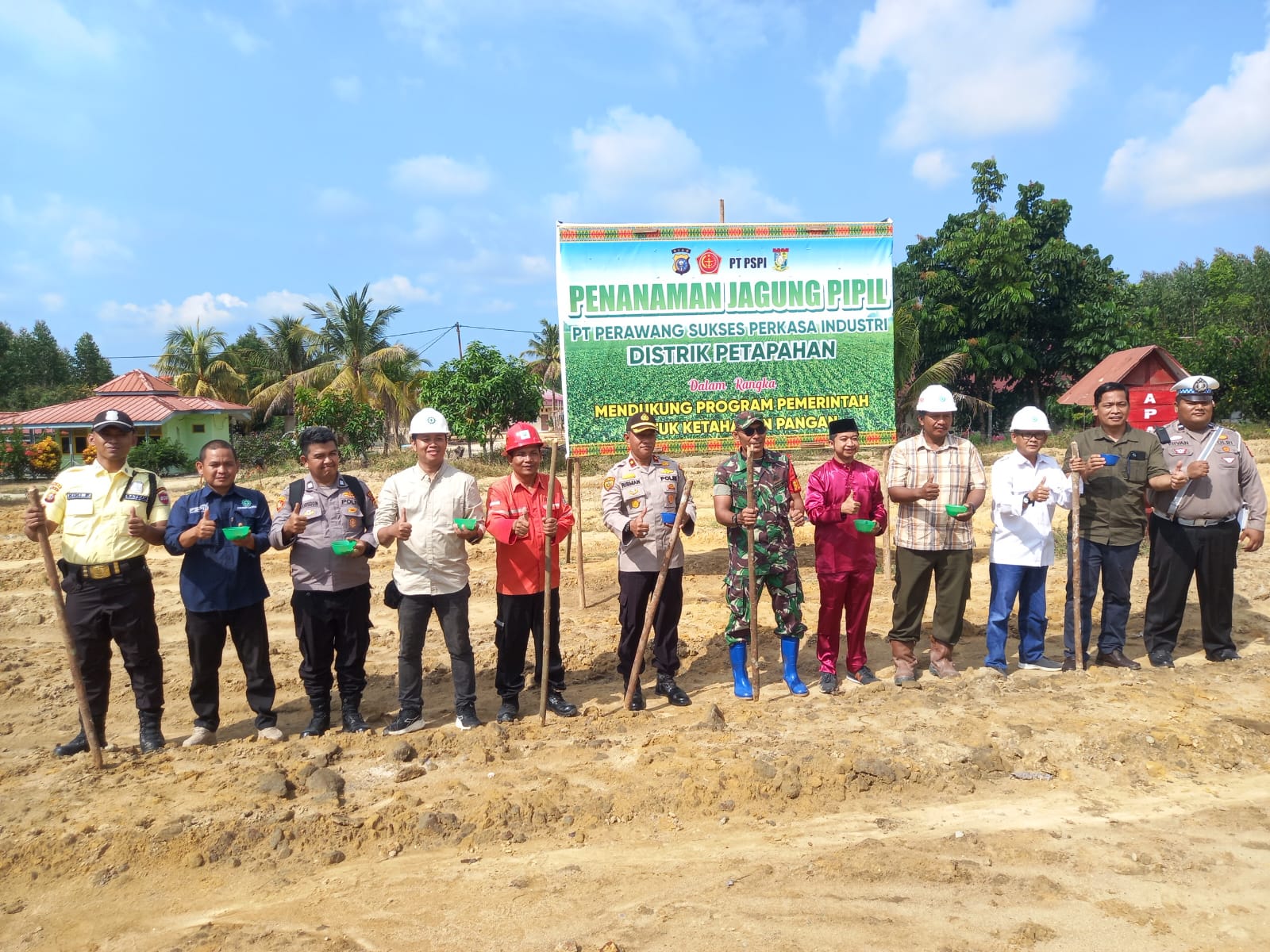 Wujudkan Ketahanan Pangan, Babinsa Koramil 16/Tapung Bersama Warga Tanam Pohon Jagung Pipil